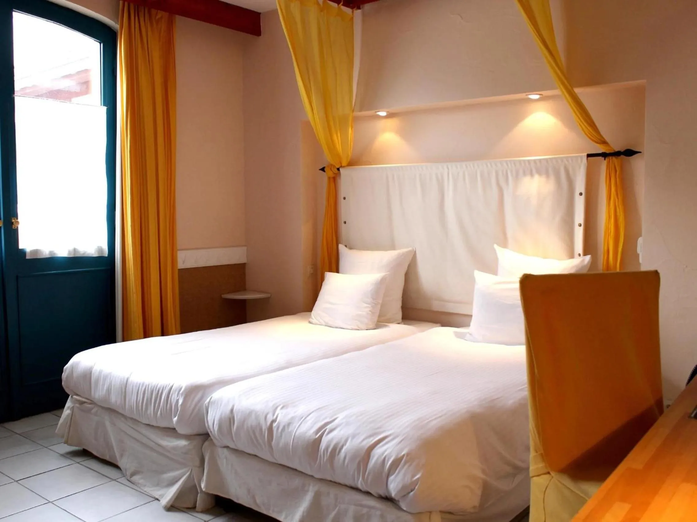 Bed in Logis Hôtel Les Pages