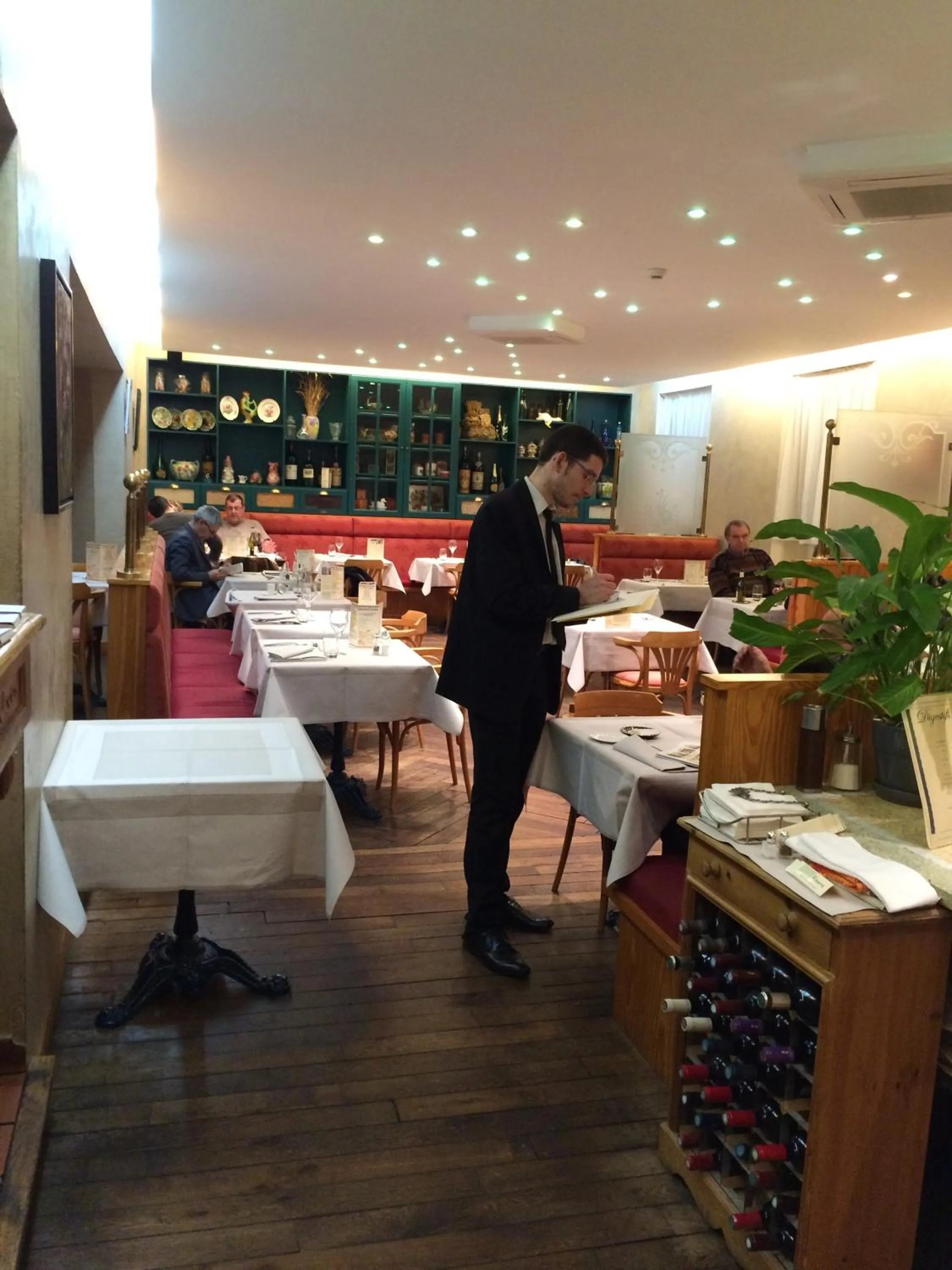 Staff in Logis Hôtel Les Pages