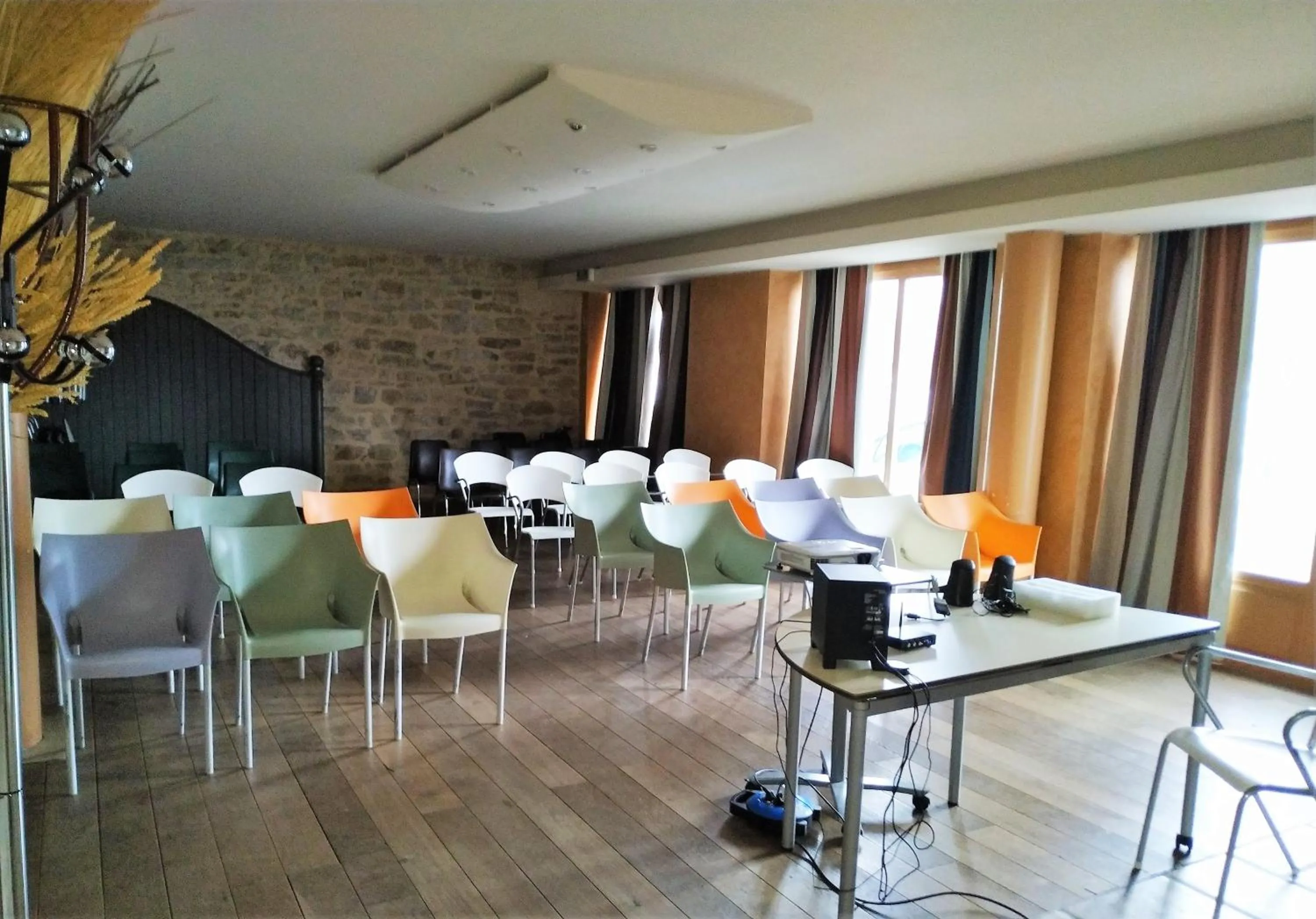 Meeting/conference room in Logis Hôtel Les Pages