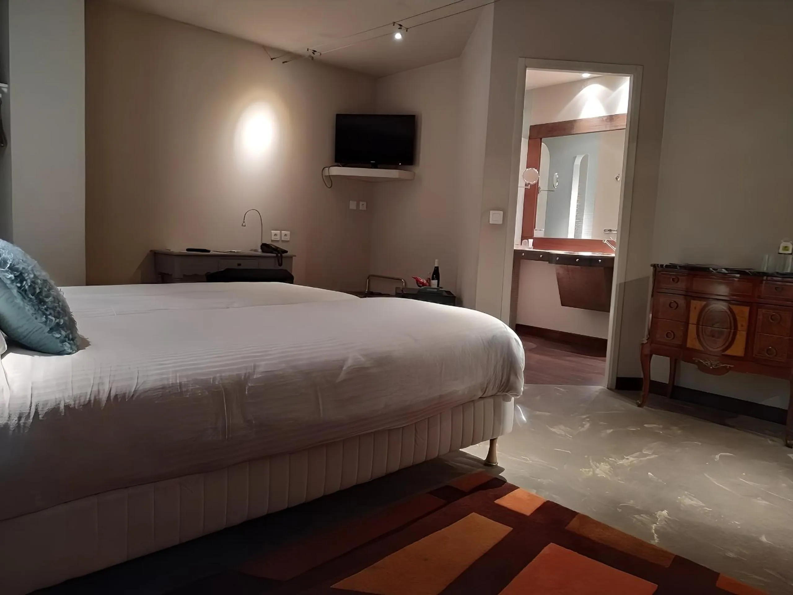 Bed in Logis Hôtel Les Pages