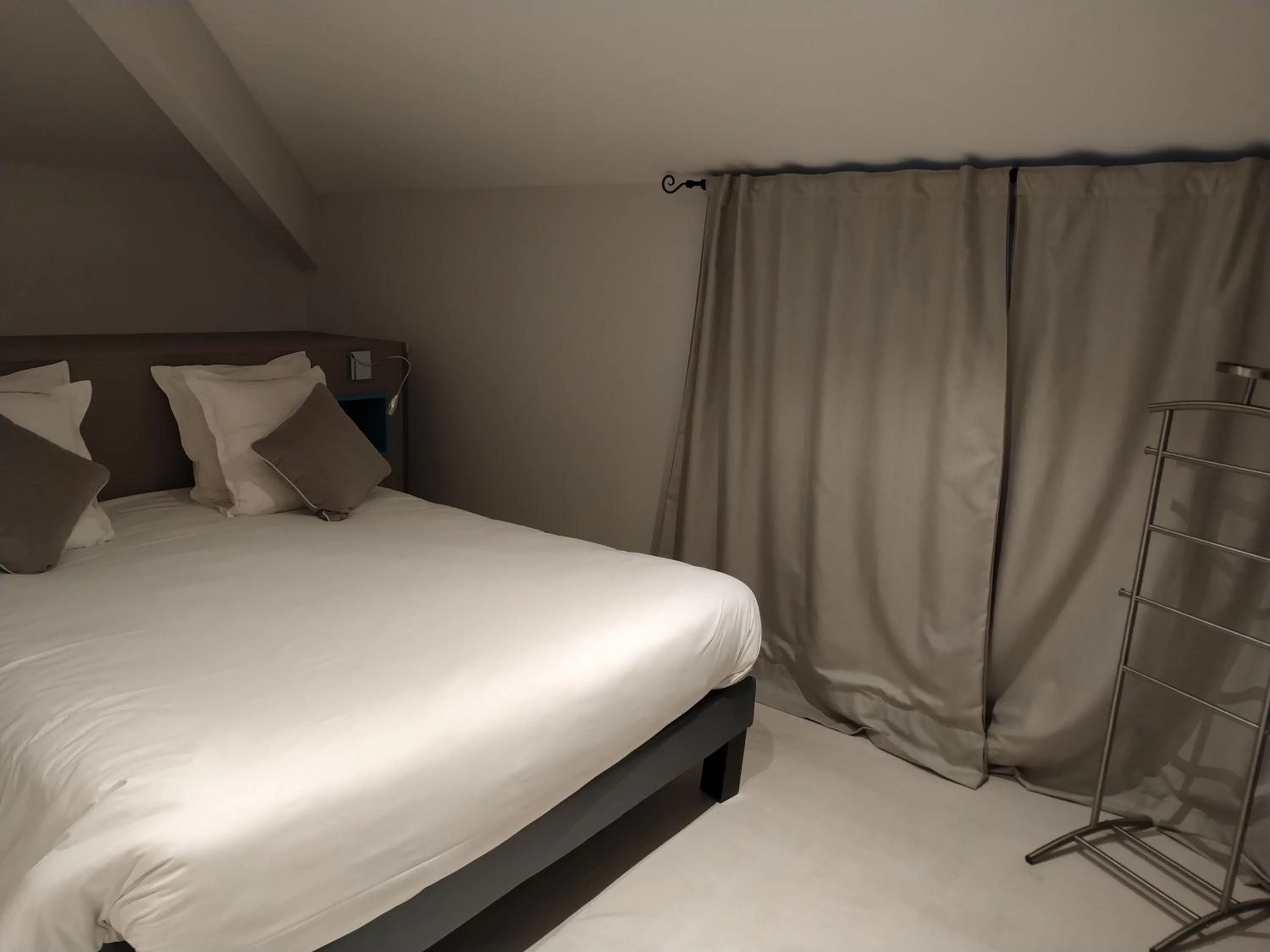 Bed in Logis Hôtel Les Pages