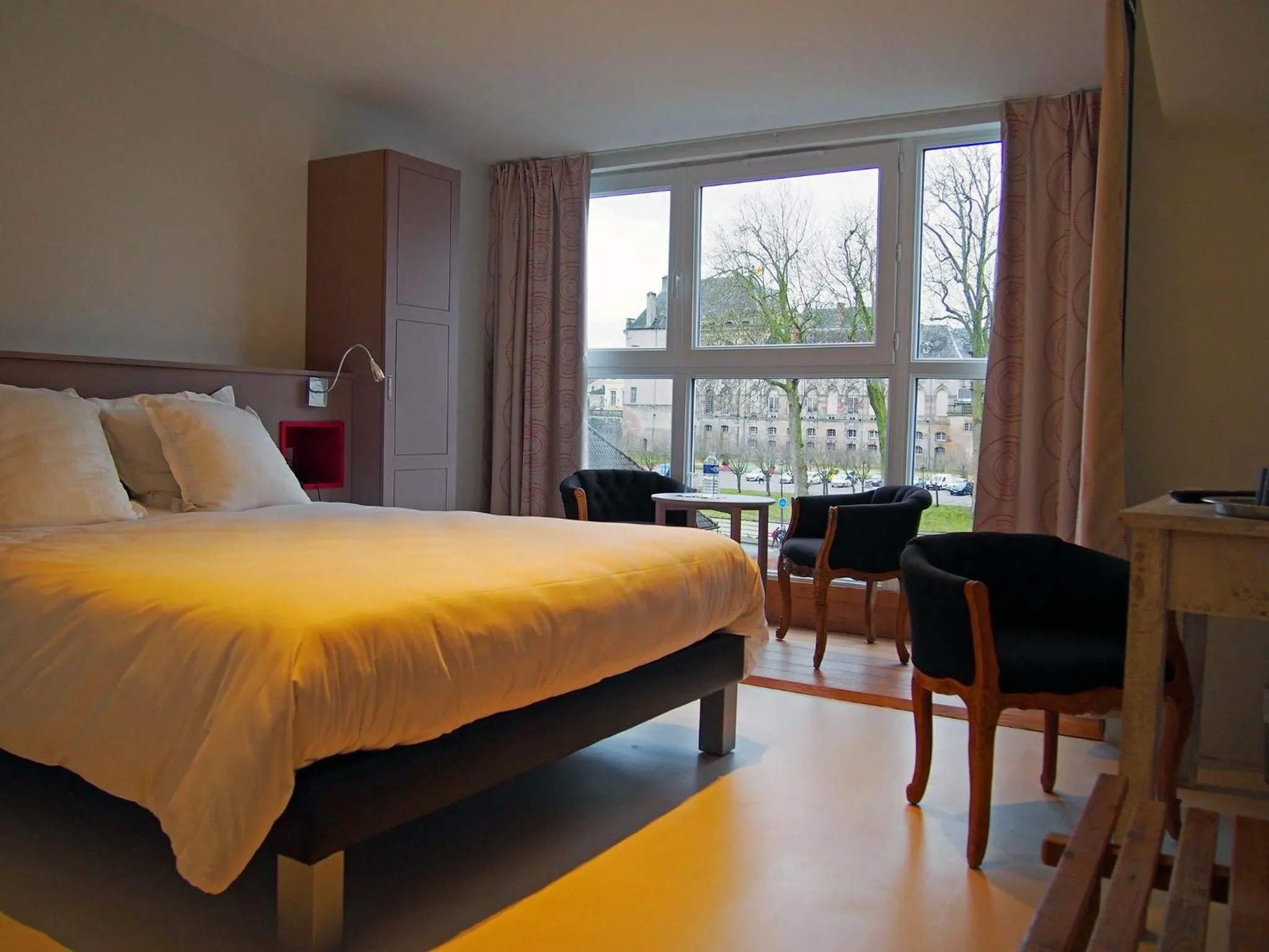 Bed in Logis Hôtel Les Pages