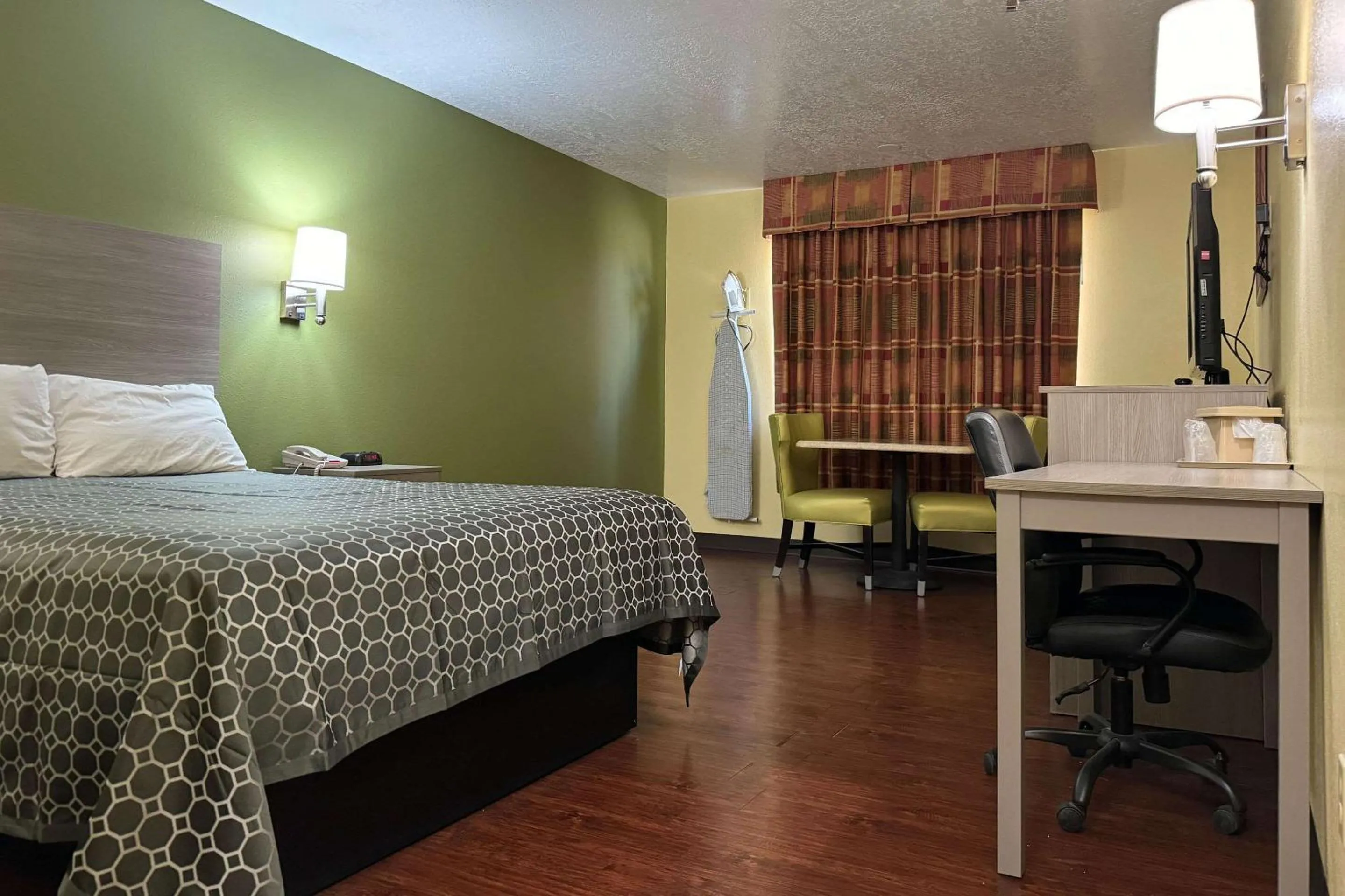 Bedroom, Bed in Rodeway Inn Moriarty