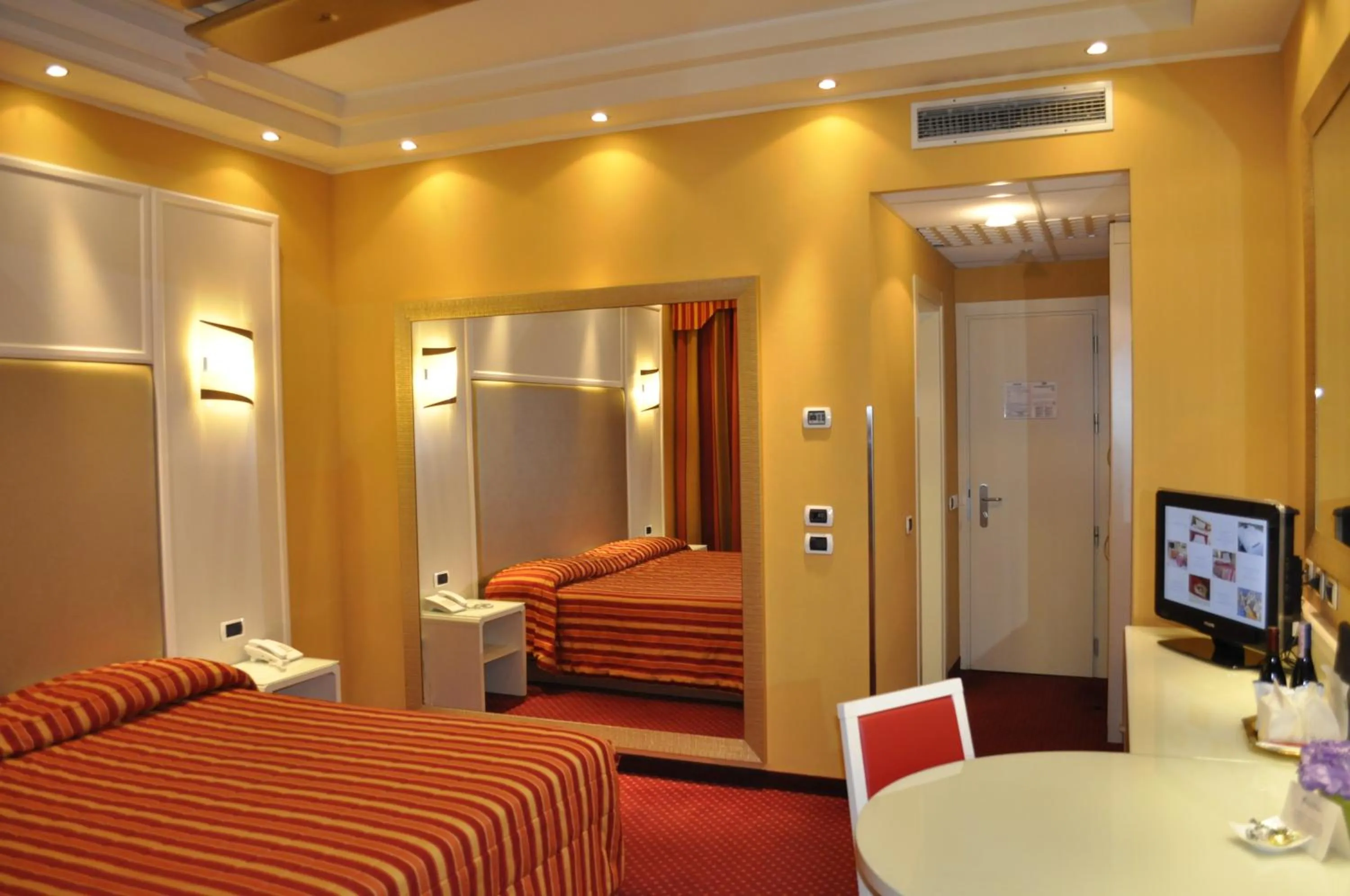 Dining area, Bed in Hotel Motel 2