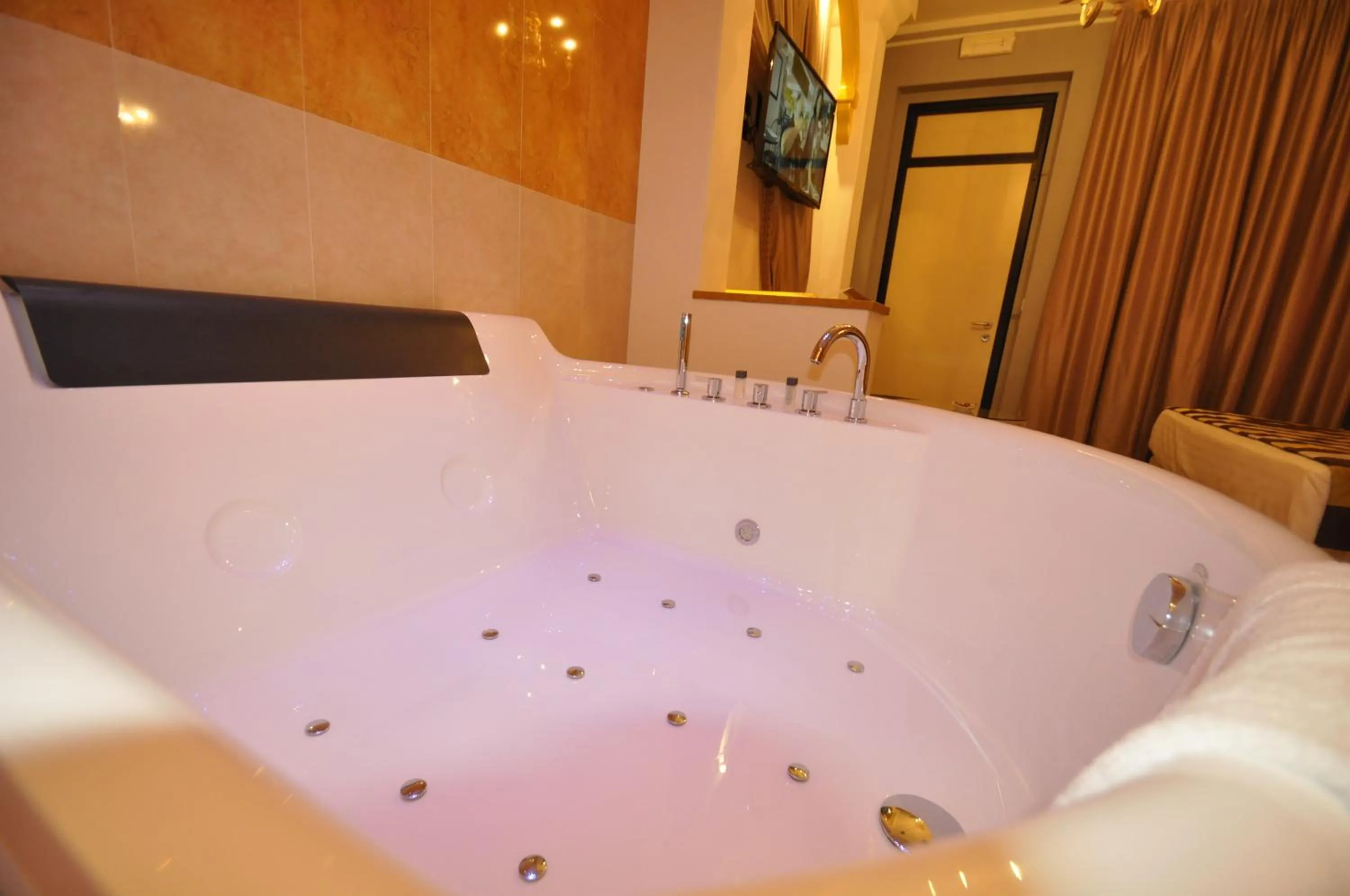 Hot Tub in Hotel Motel 2