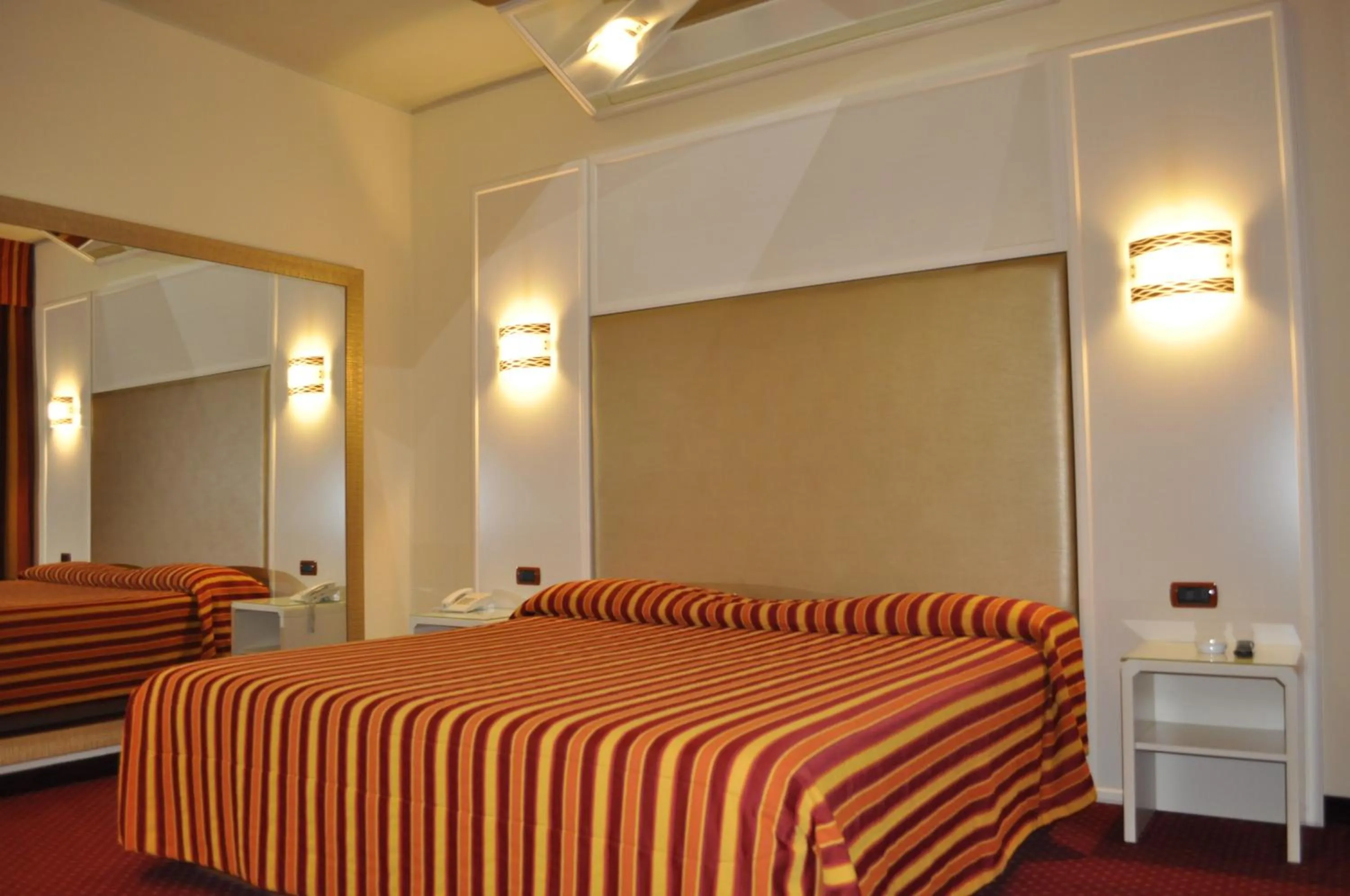 Bedroom, Bed in Hotel Motel 2