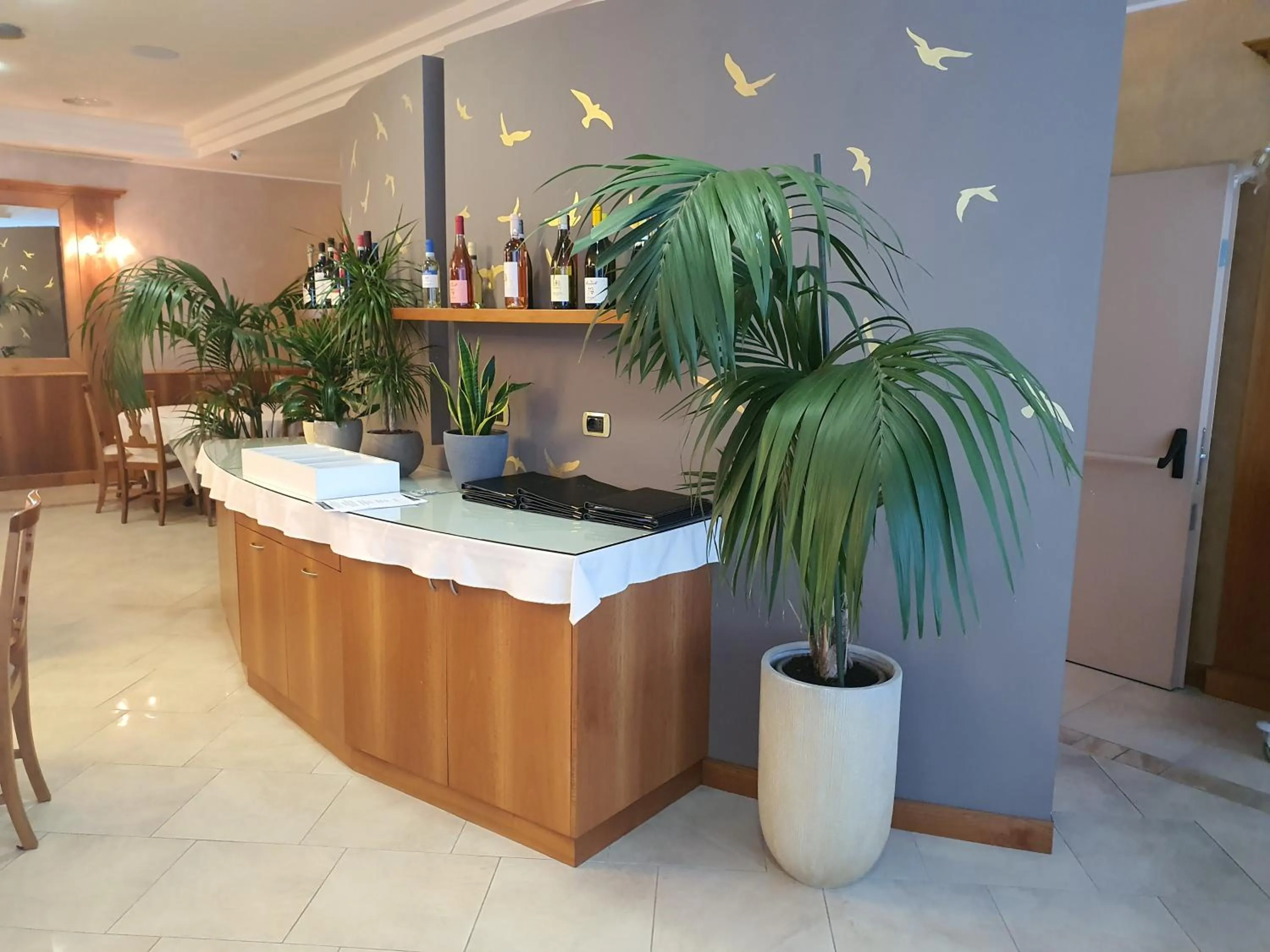 Restaurant/places to eat in Hotel Motel 2