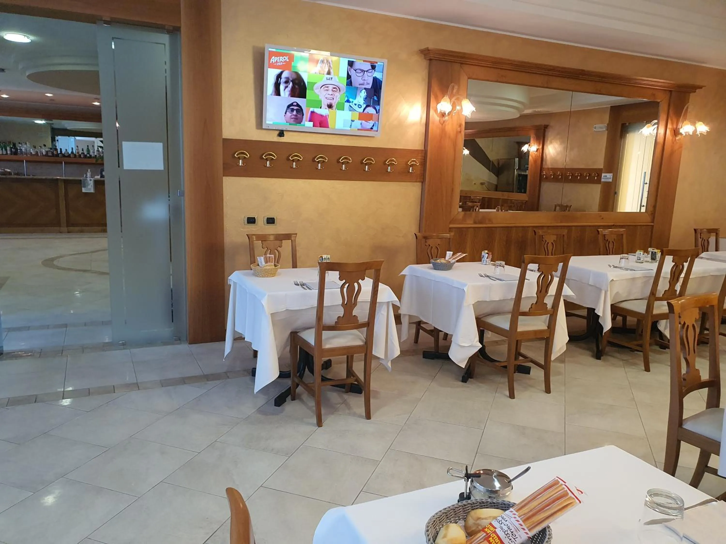 Restaurant/places to eat in Hotel Motel 2