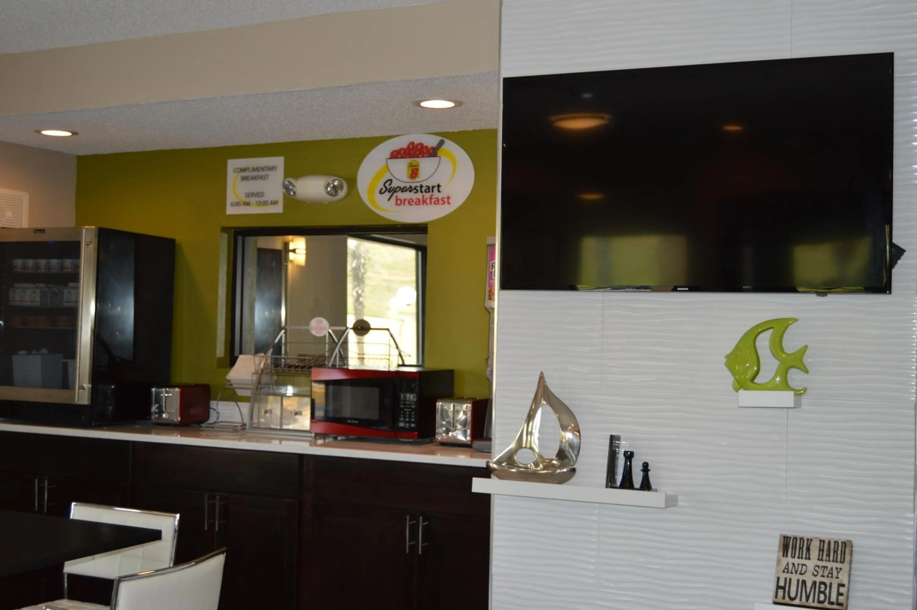 Food and drinks in Super 8 by Wyndham Stockbridge