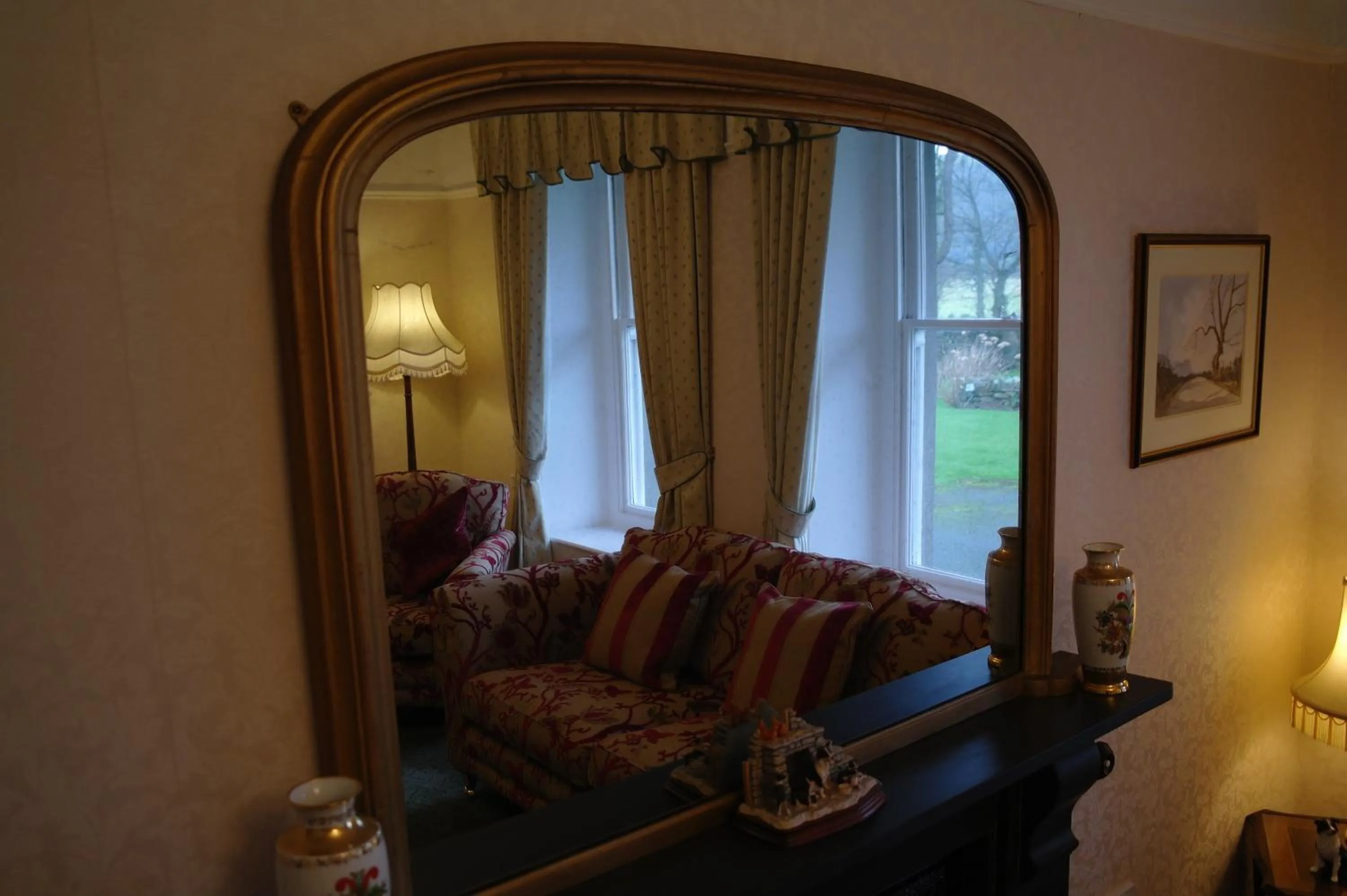 Communal lounge/ TV room in Gwrach Ynys Country Guest House