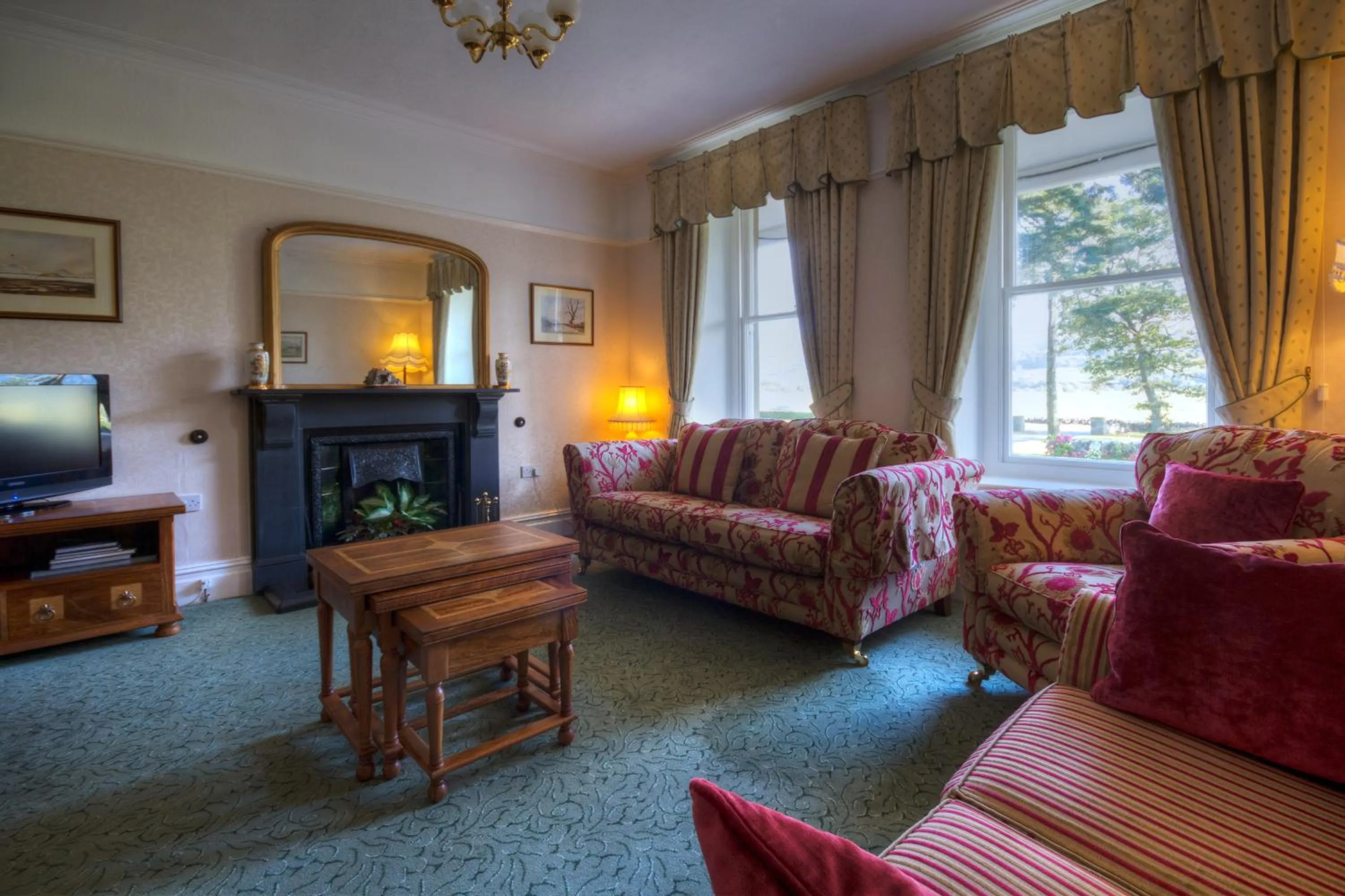Communal lounge/ TV room in Gwrach Ynys Country Guest House