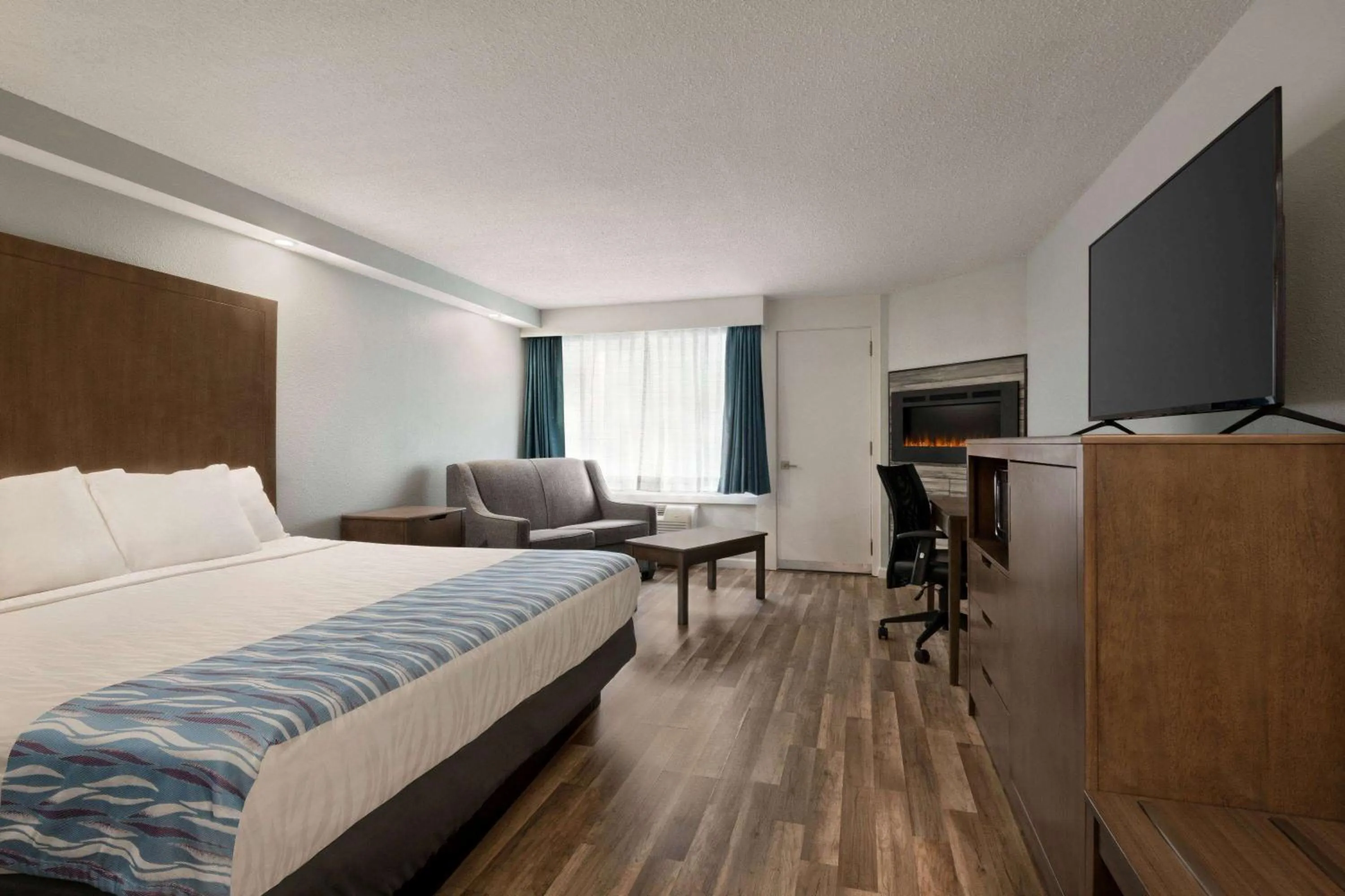 Photo of the whole room, Bed in Gatlinburg River Inn