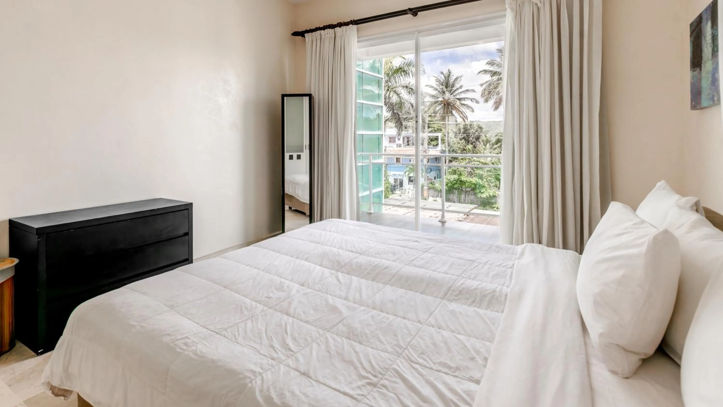 Bedroom, Bed in Watermark Luxury Oceanfront Residences