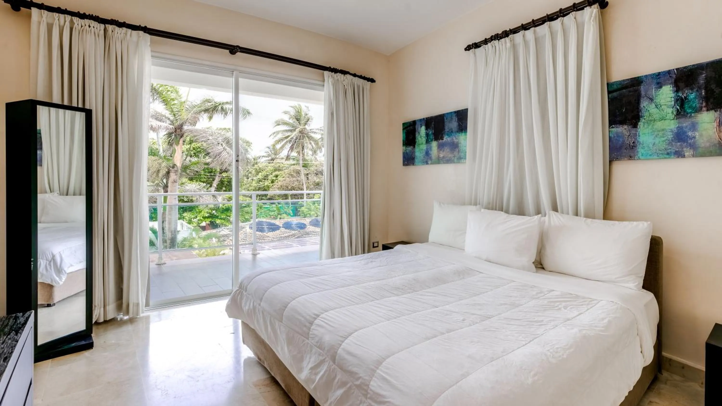 Bedroom, Bed in Watermark Luxury Oceanfront Residences