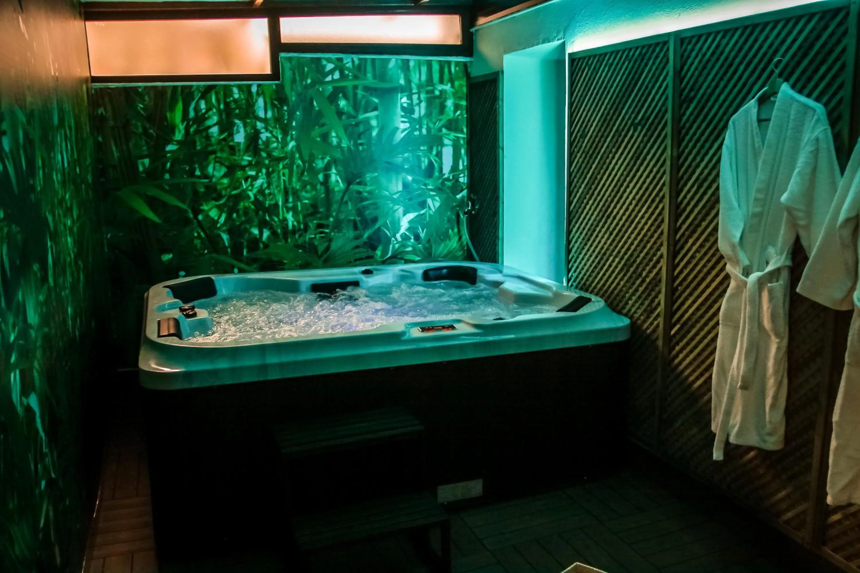 Hot Tub in Hotel Nomada