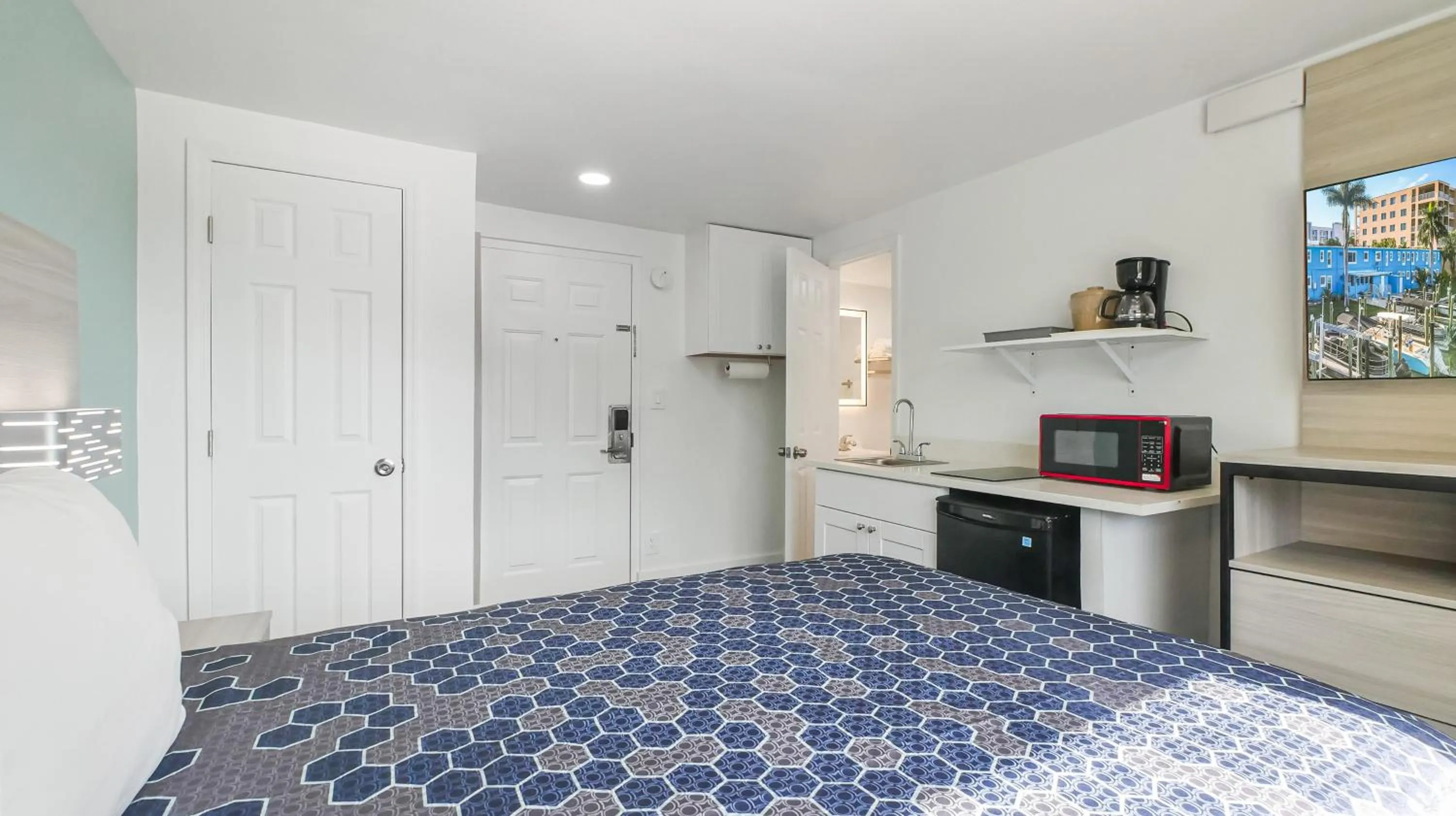 Bed in Bayside Inn and Marina