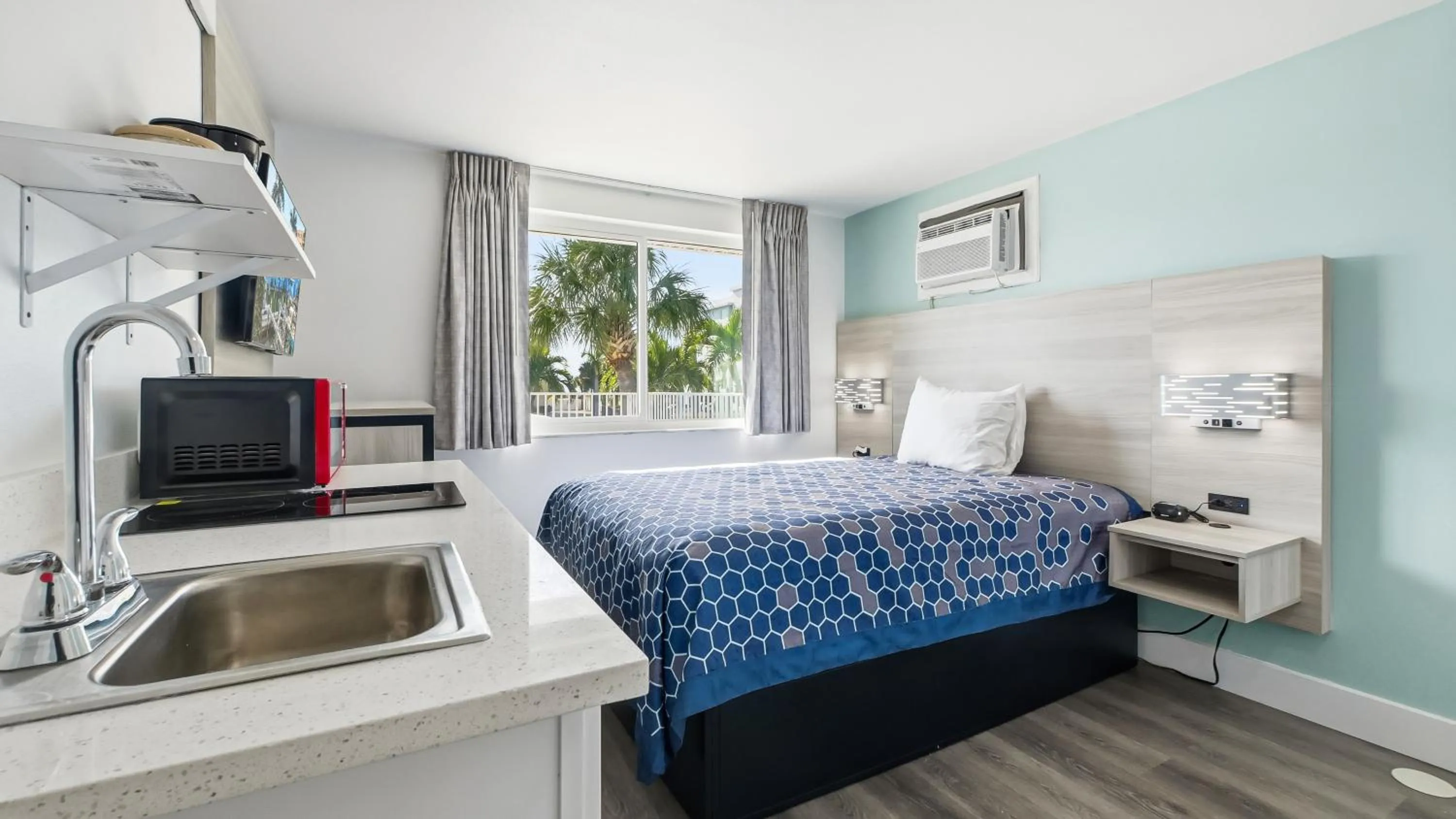 Bed in Bayside Inn and Marina