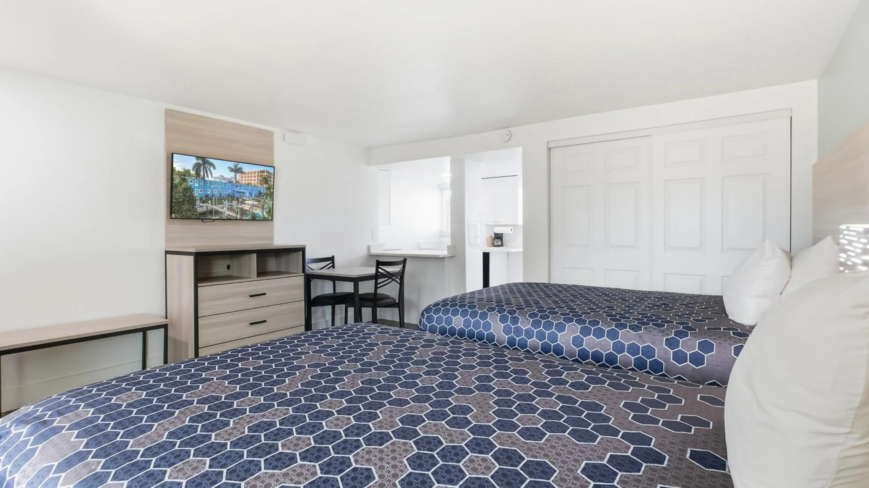 TV and multimedia, Bed in Bayside Inn and Marina