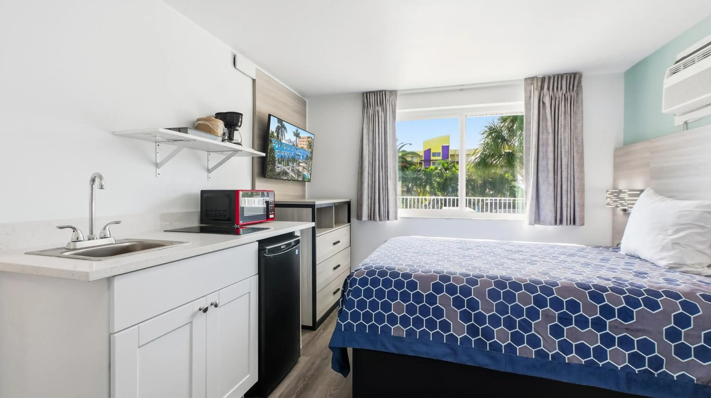 Bed in Bayside Inn and Marina