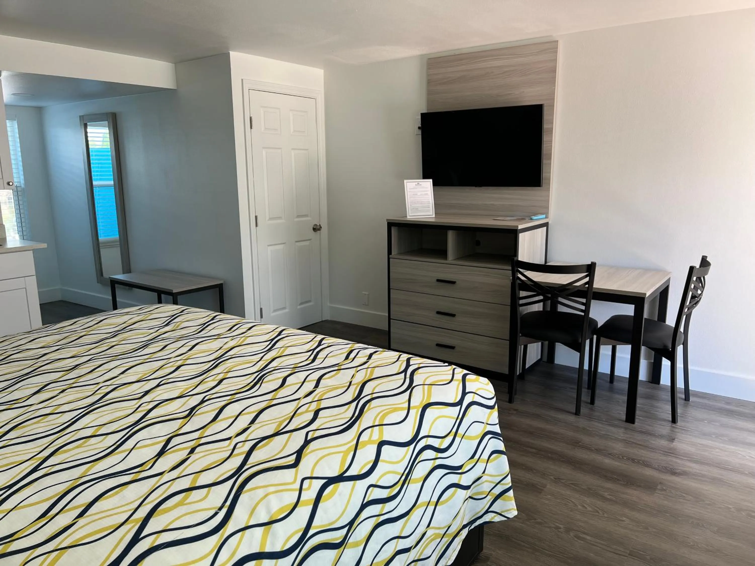 Deluxe King Suite in Bayside Inn and Marina