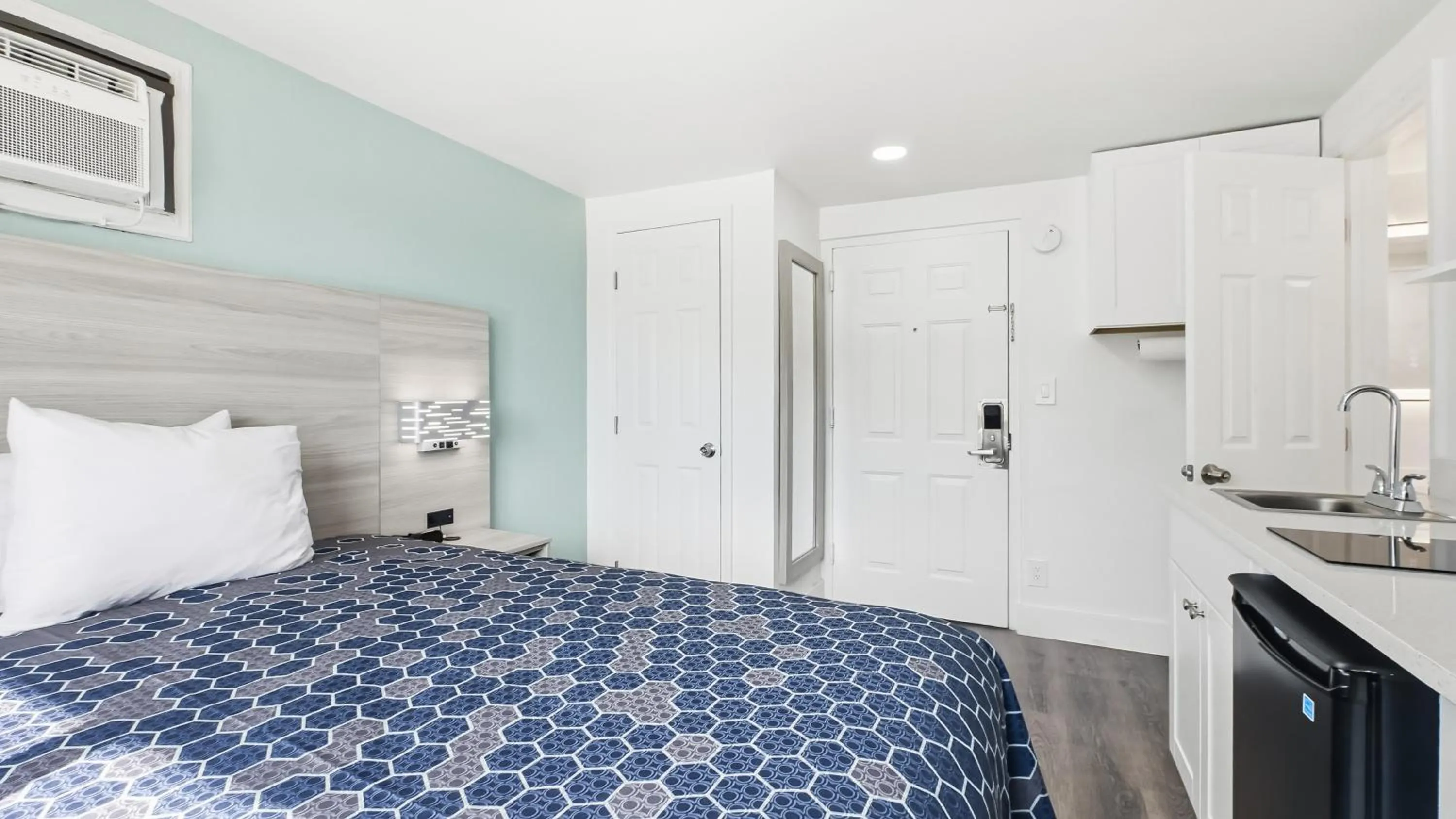 Bed in Bayside Inn and Marina