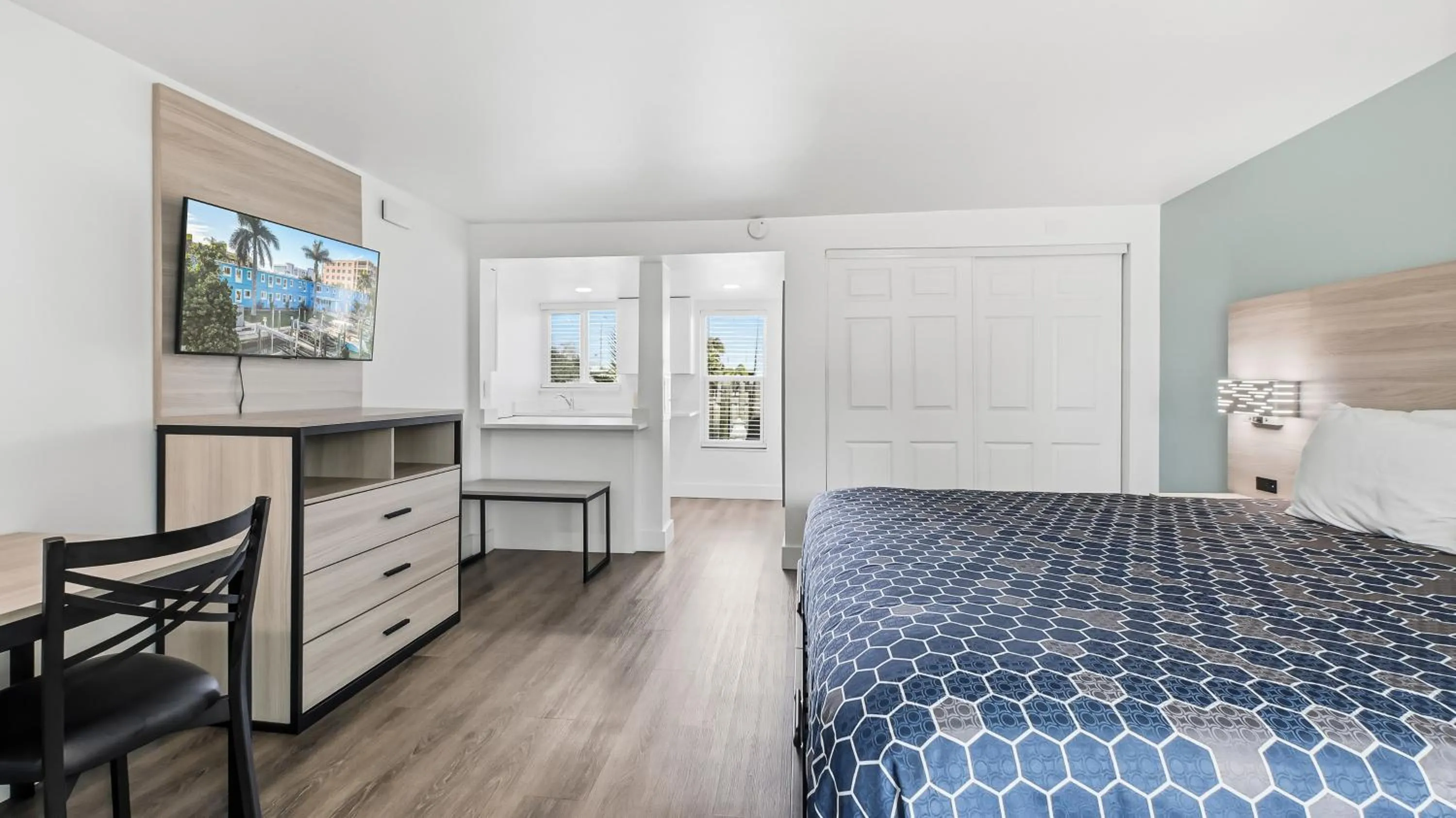 Bed in Bayside Inn and Marina