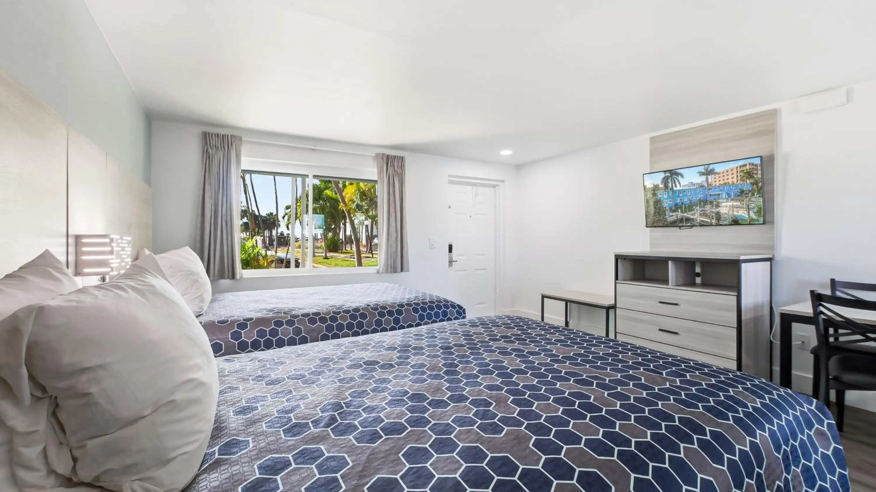 Bed in Bayside Inn and Marina