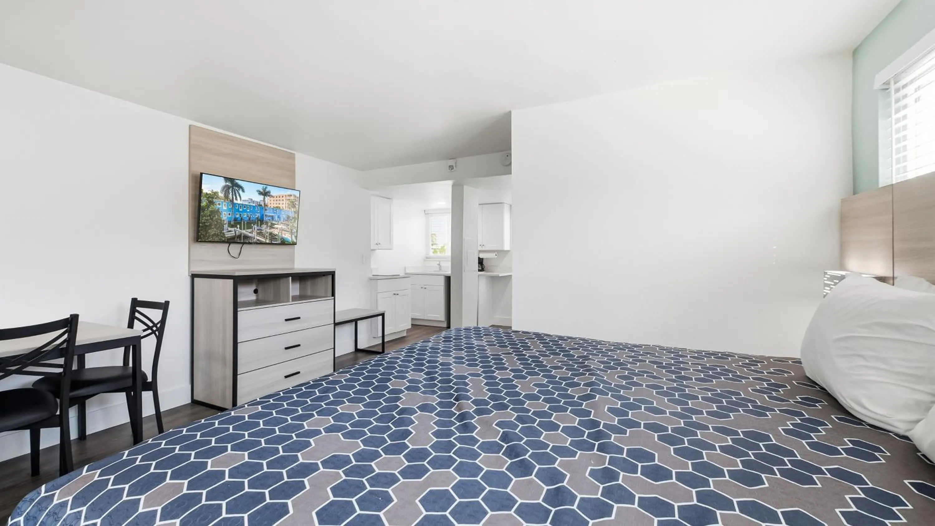 Bed in Bayside Inn and Marina