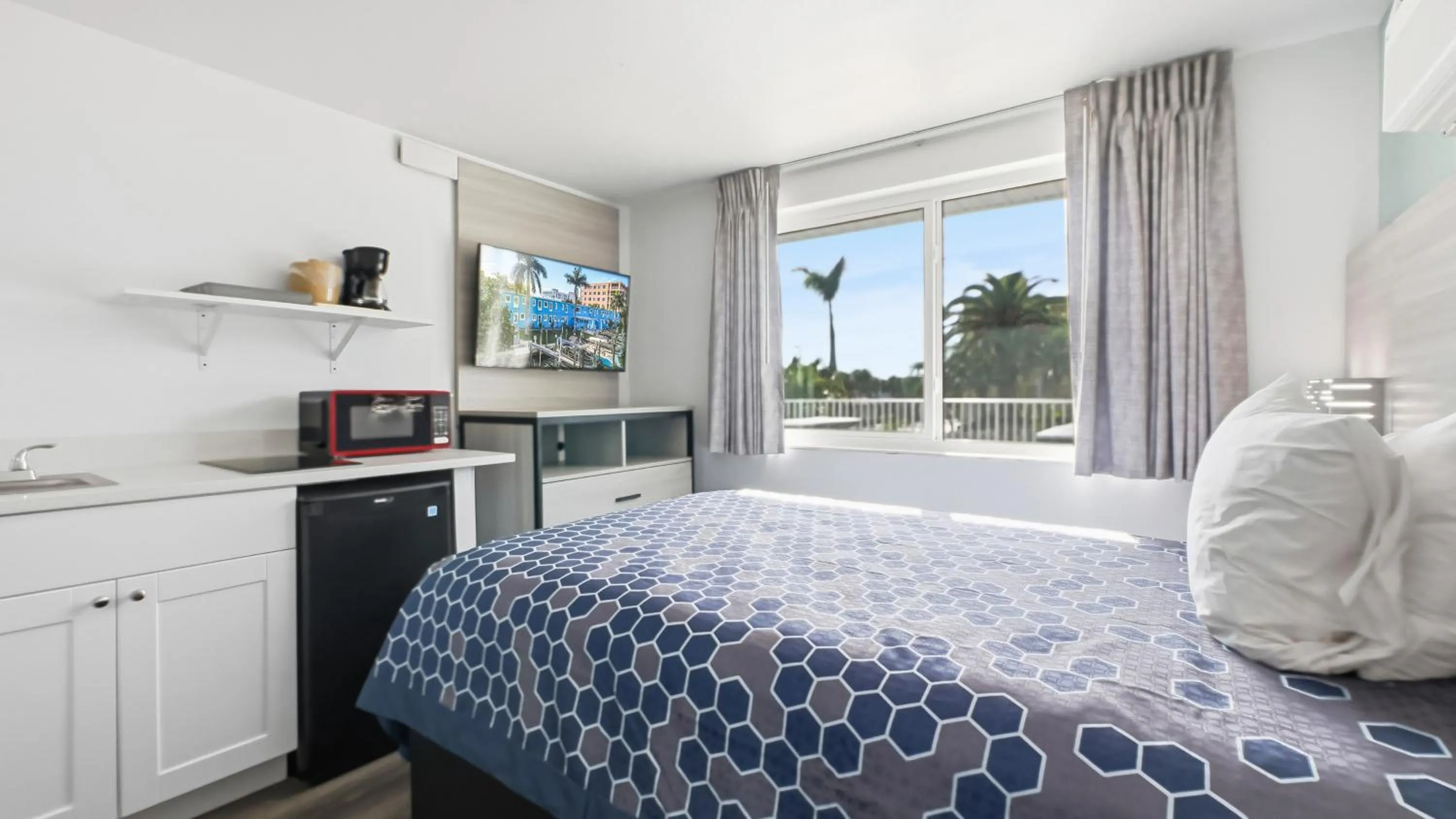 Bed in Bayside Inn and Marina