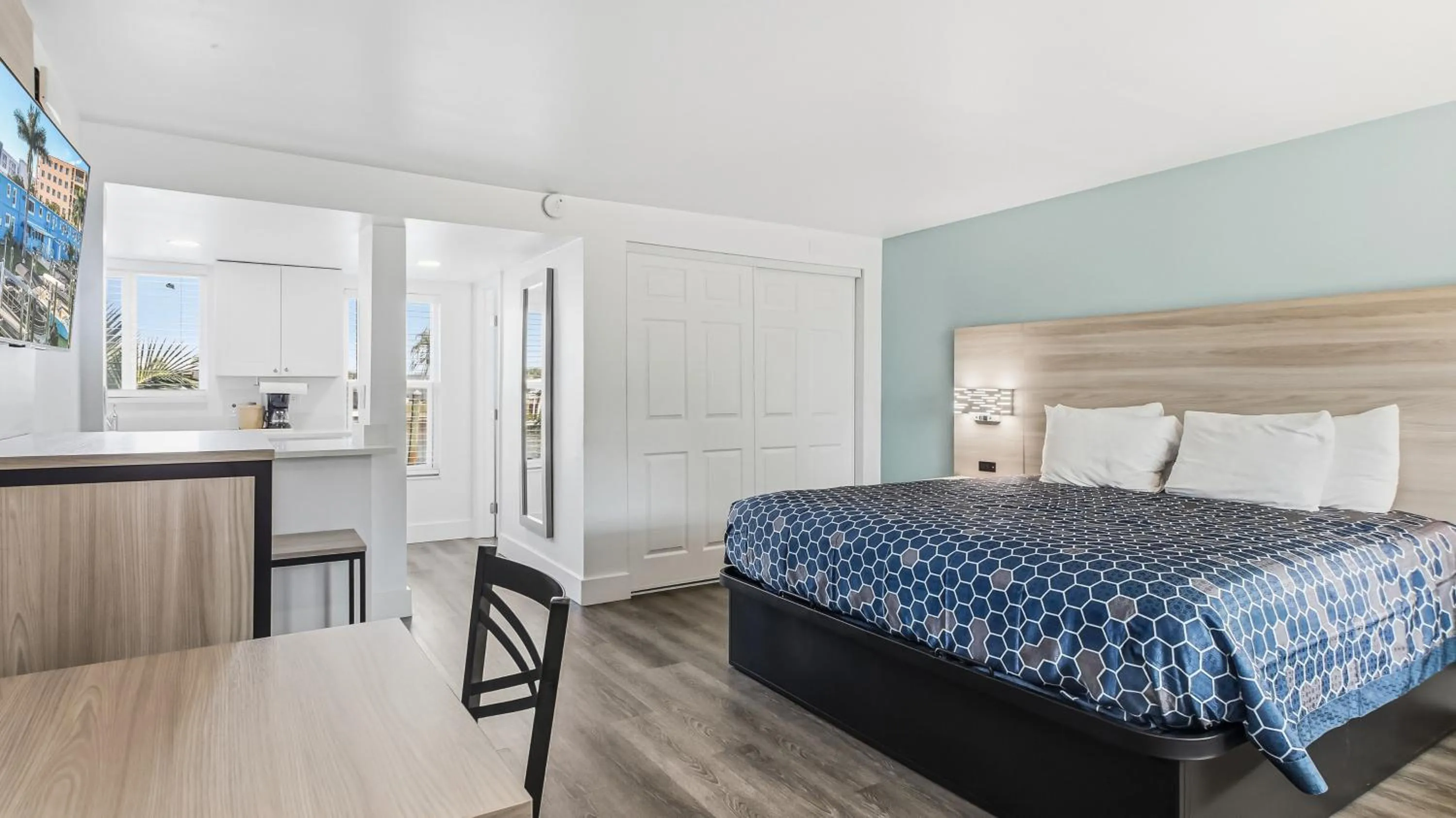 Bed in Bayside Inn and Marina