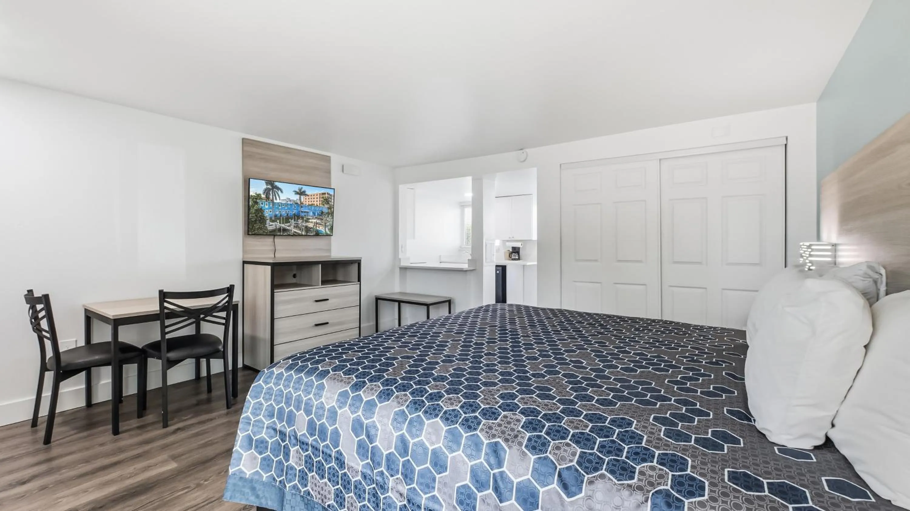 Bed in Bayside Inn and Marina