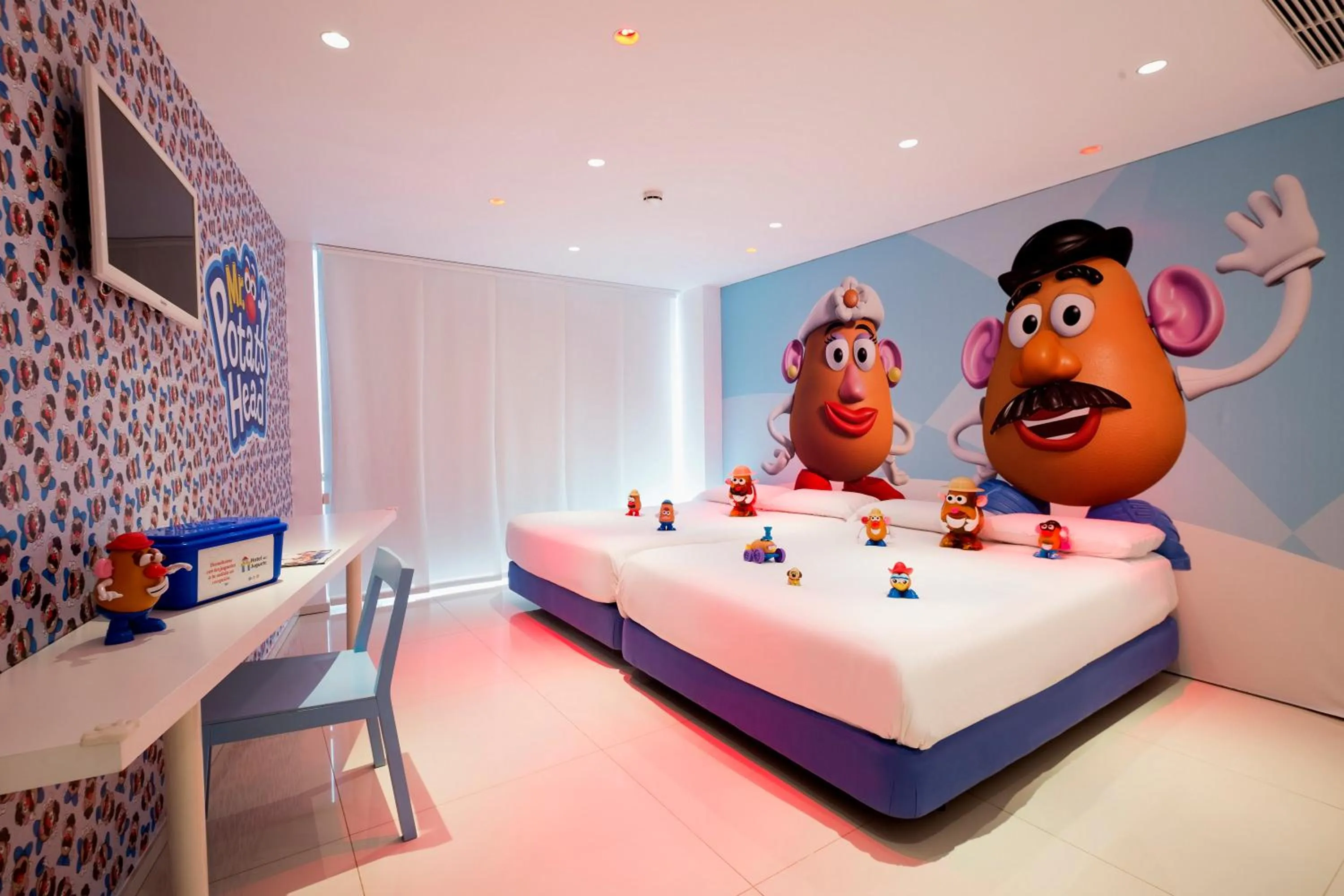 Staff, Bed in Hotel del Juguete