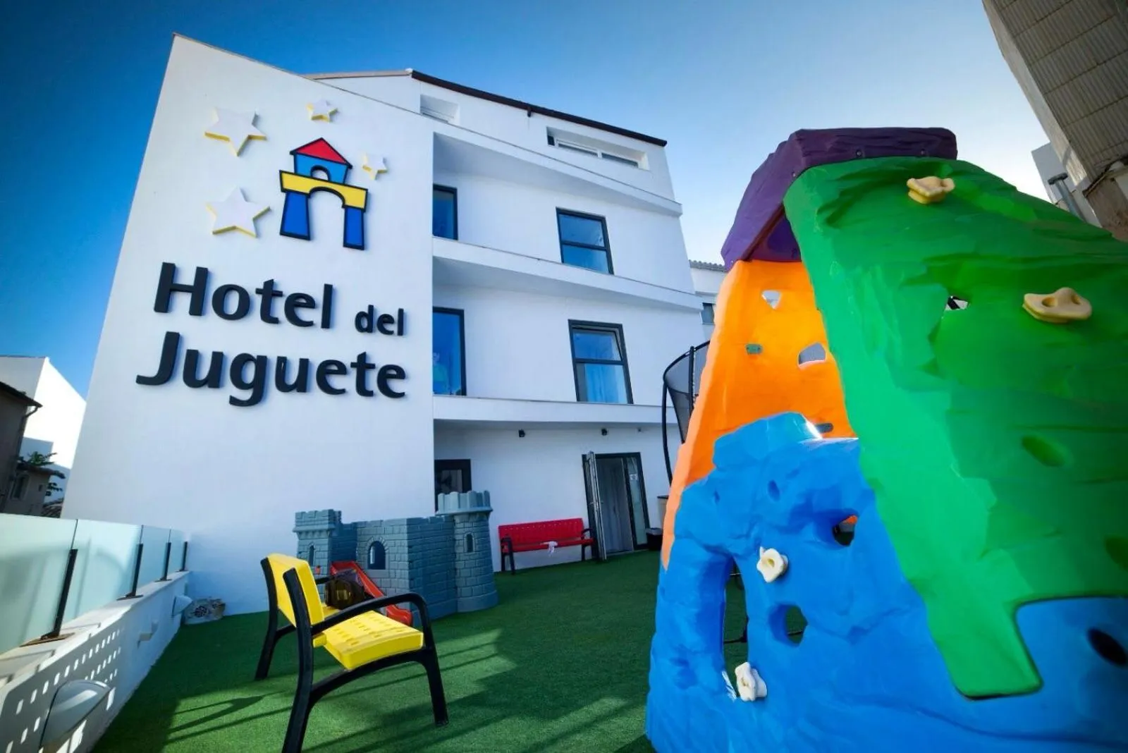 Property building in Hotel del Juguete