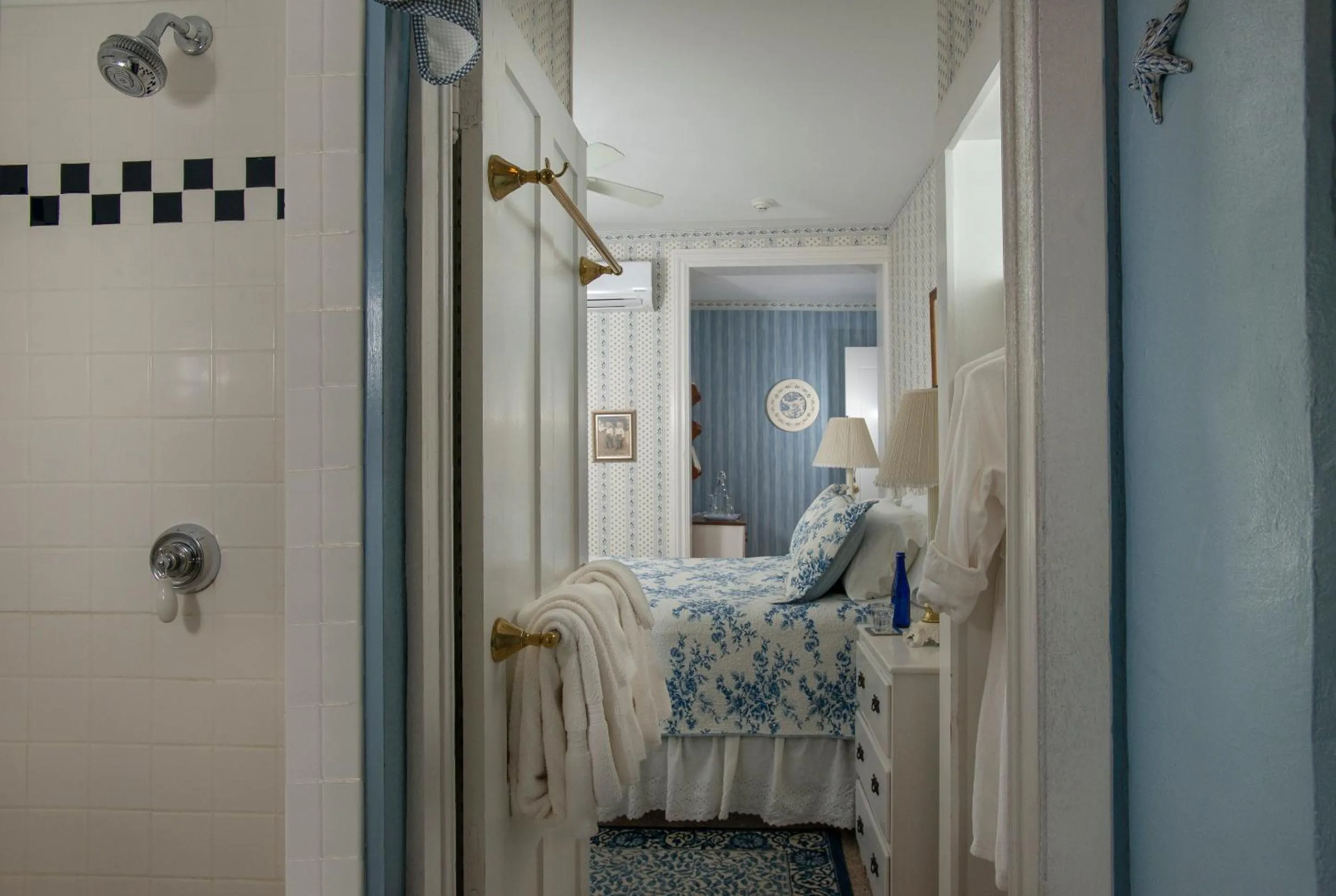 Bathroom, Bed in Camden Maine Stay Inn
