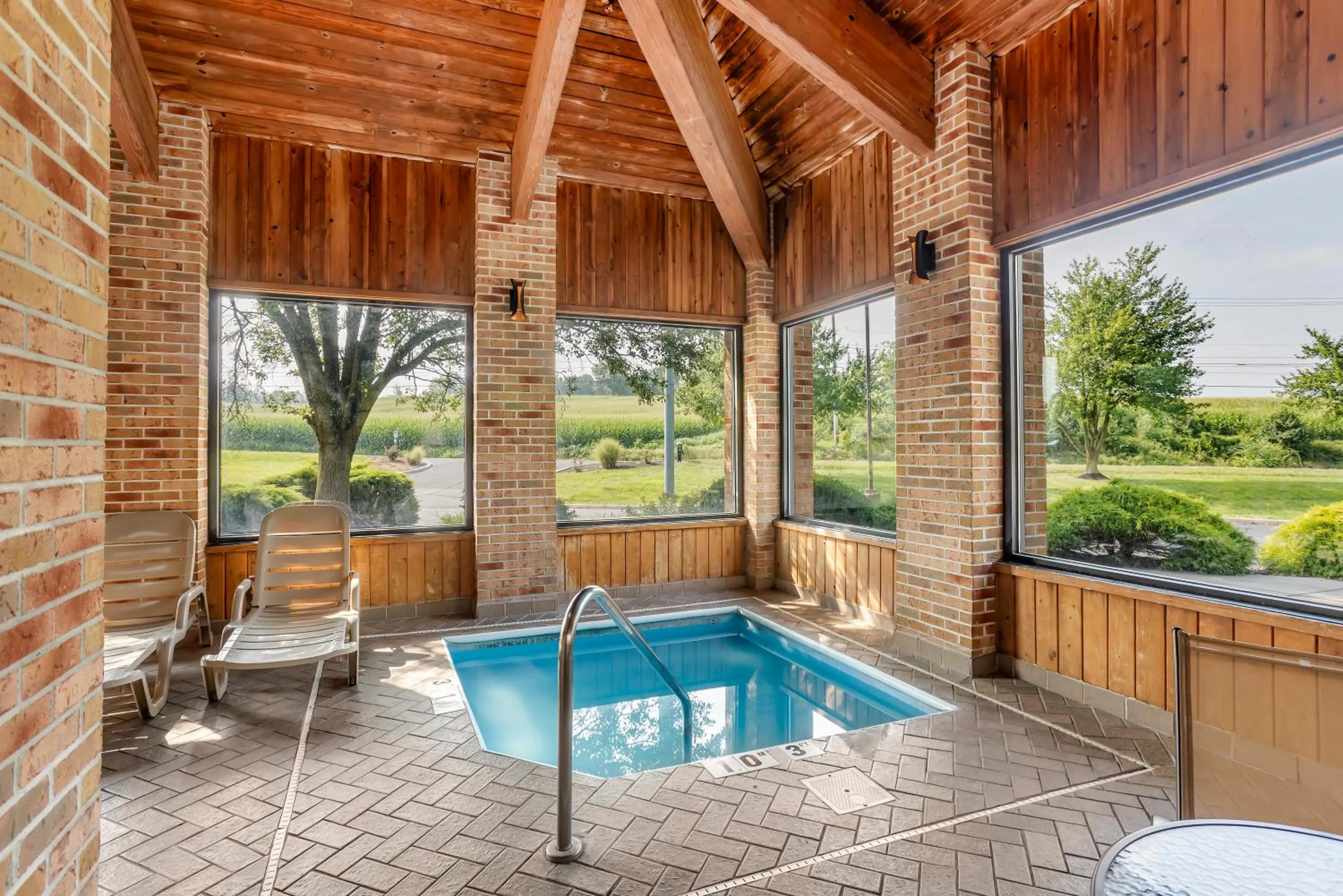 Swimming pool in Best Western Shippensburg