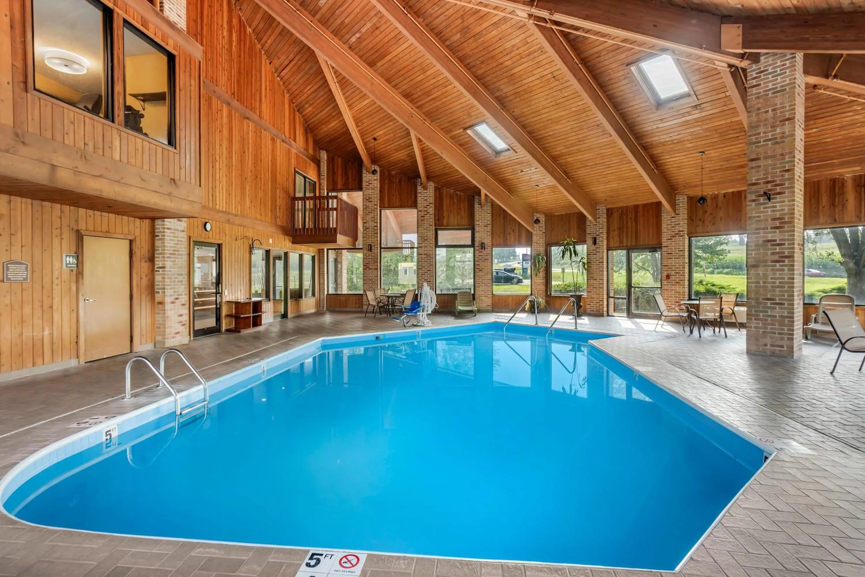 Swimming pool in Best Western Shippensburg