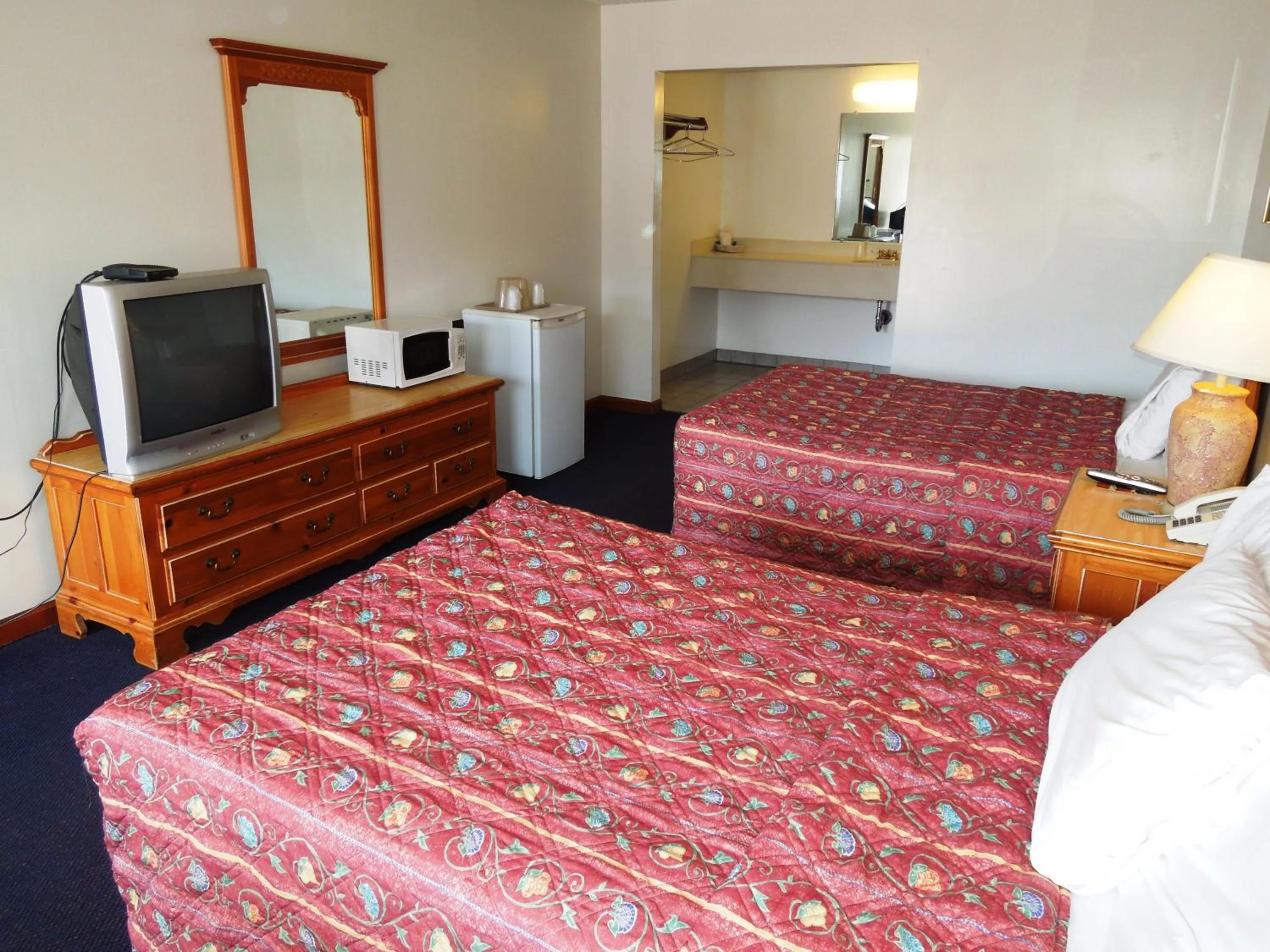 Photo of the whole room, TV/Entertainment Center in Executive Lodge Absecon