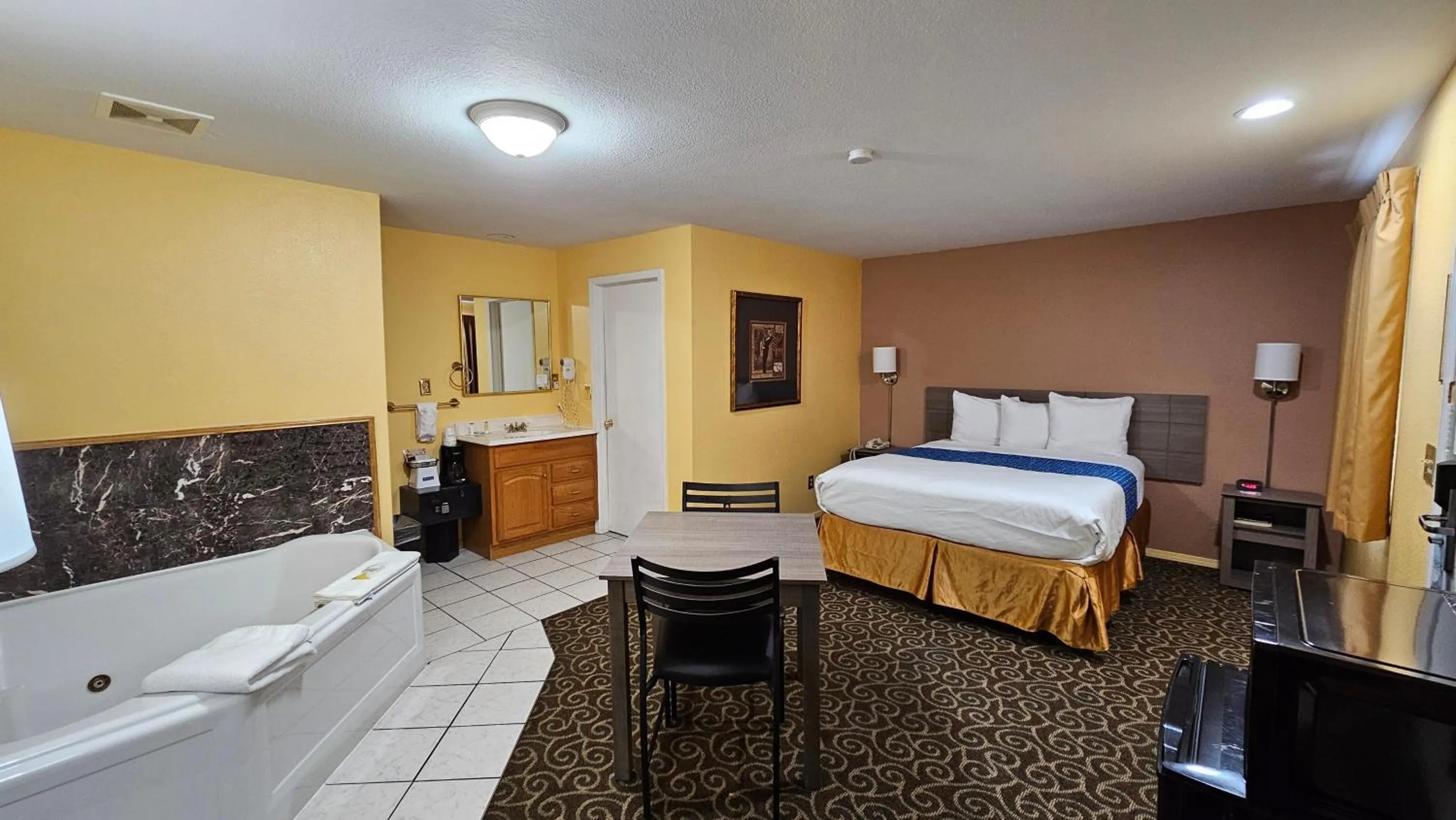 Hot Tub, Bed in Travelodge by Wyndham Wenatchee