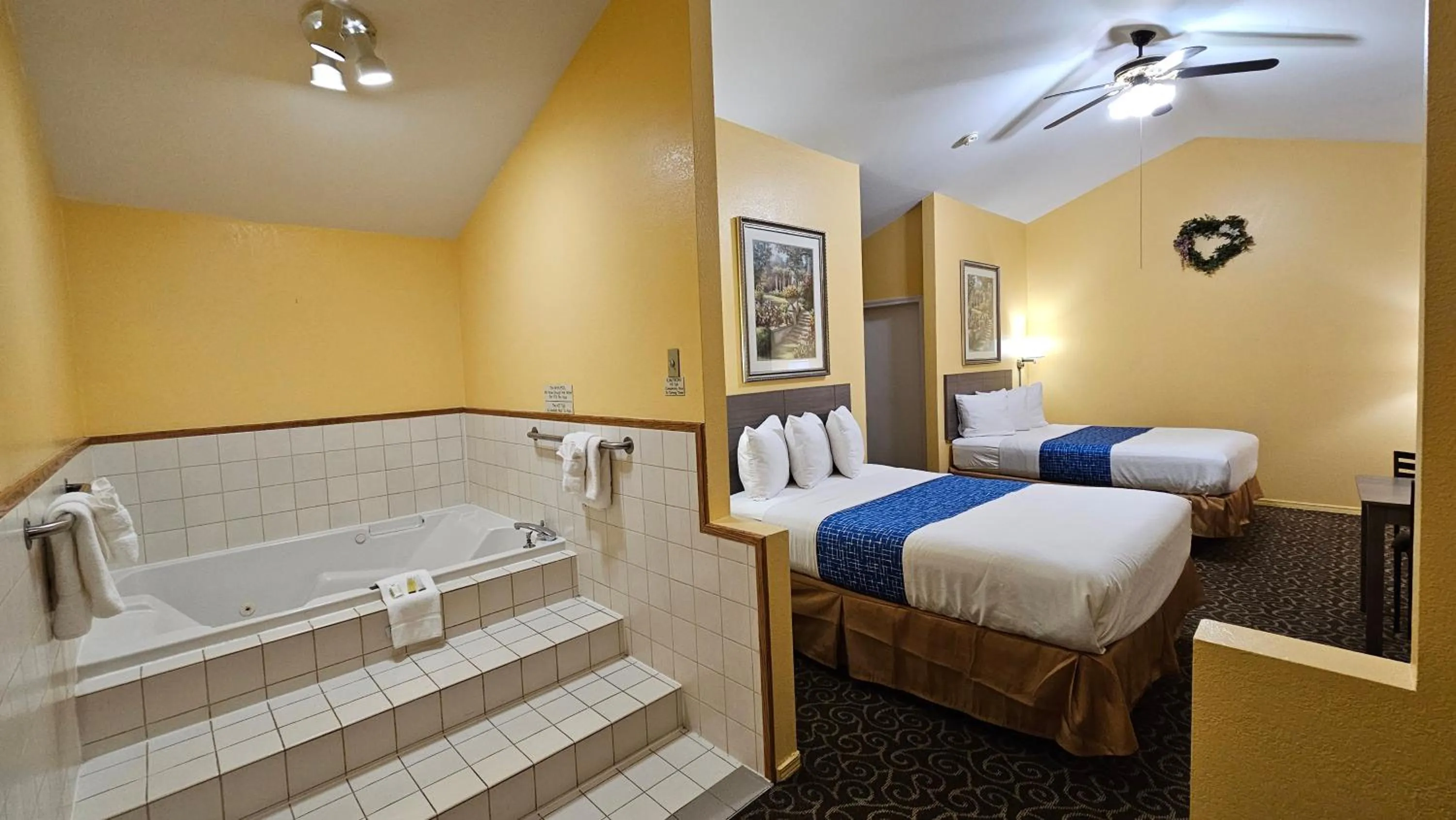 Hot Tub, Bed in Travelodge by Wyndham Wenatchee