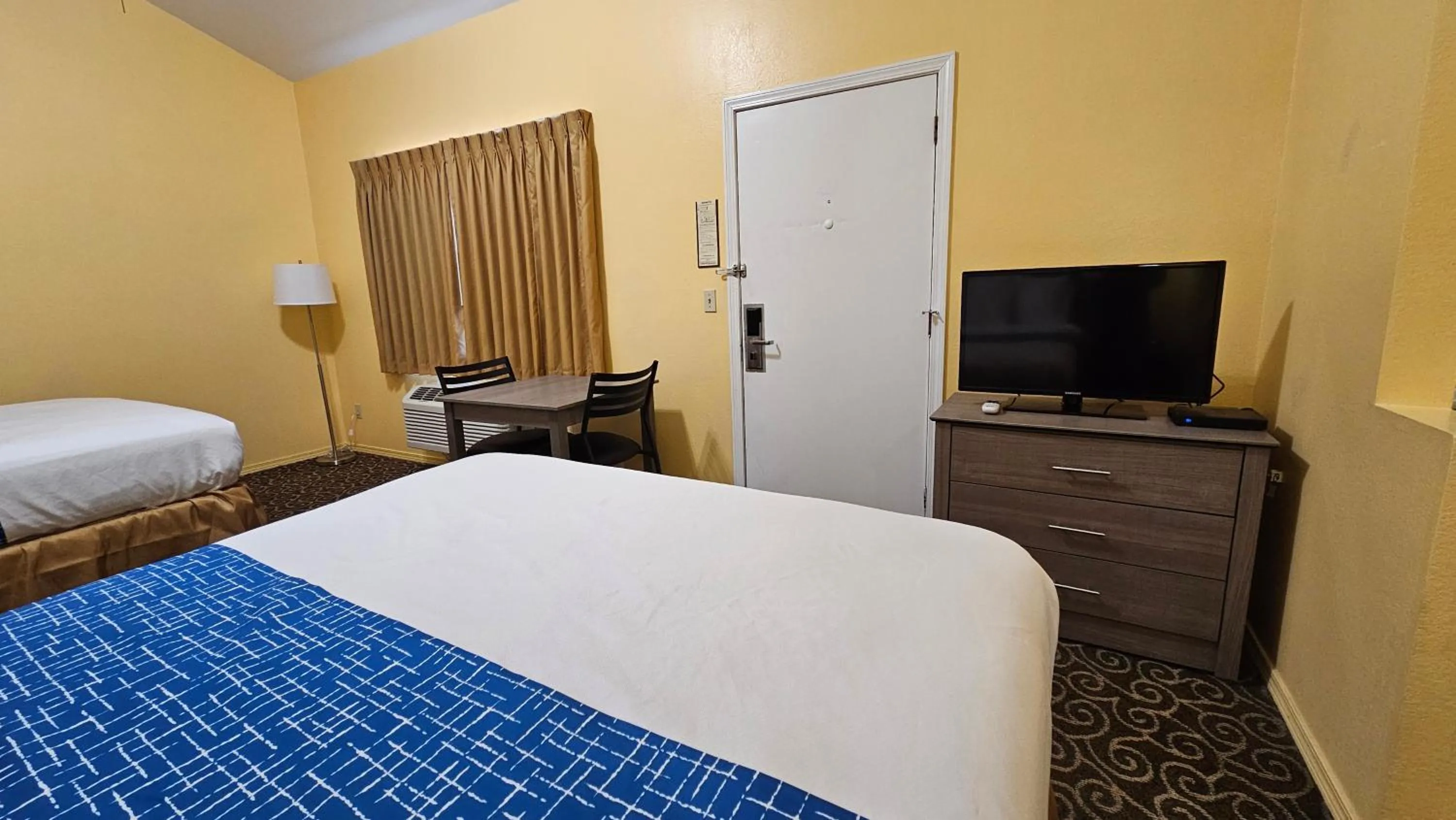 Bedroom, Bed in Travelodge by Wyndham Wenatchee