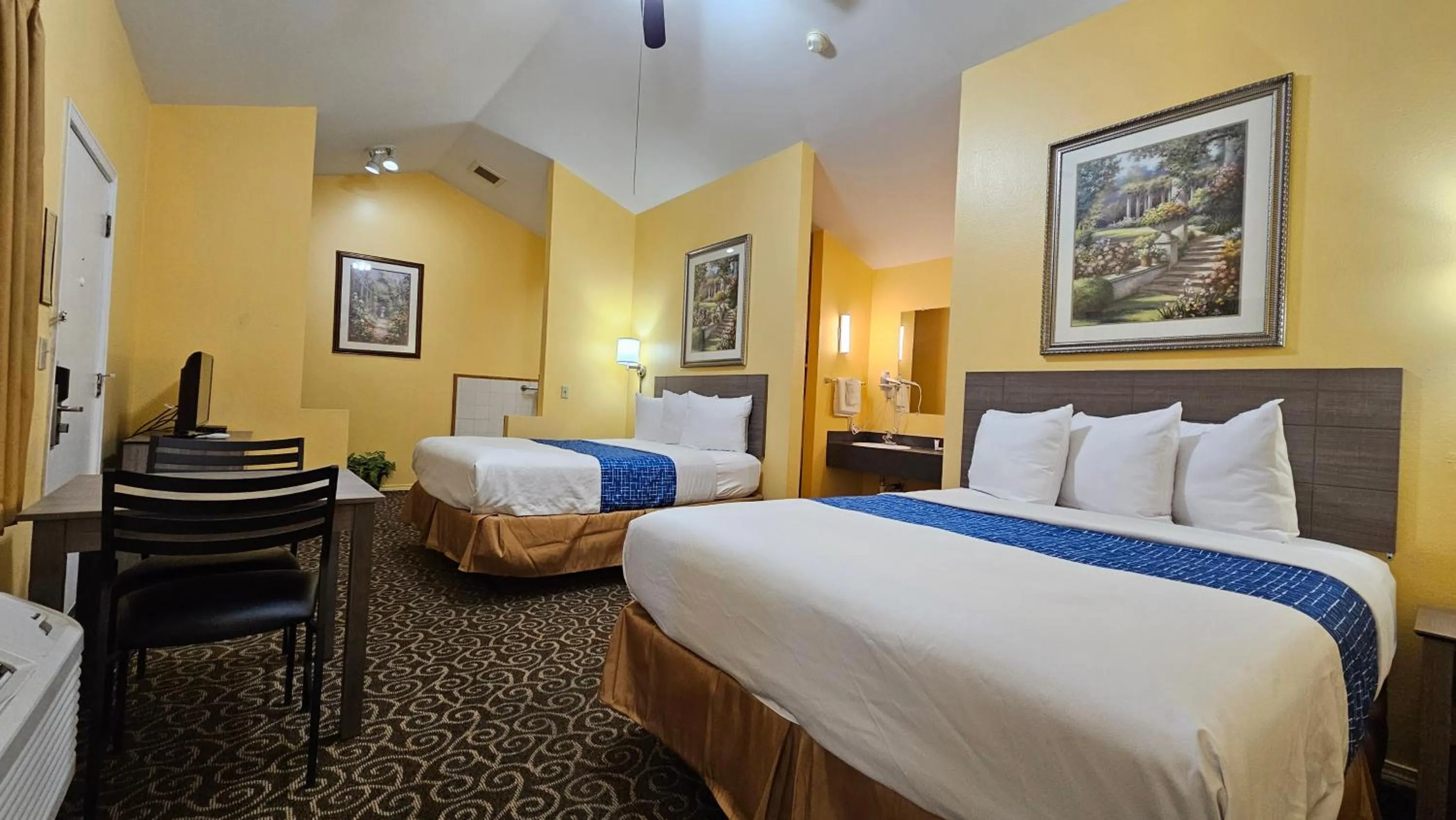 Photo of the whole room, Bed in Travelodge by Wyndham Wenatchee