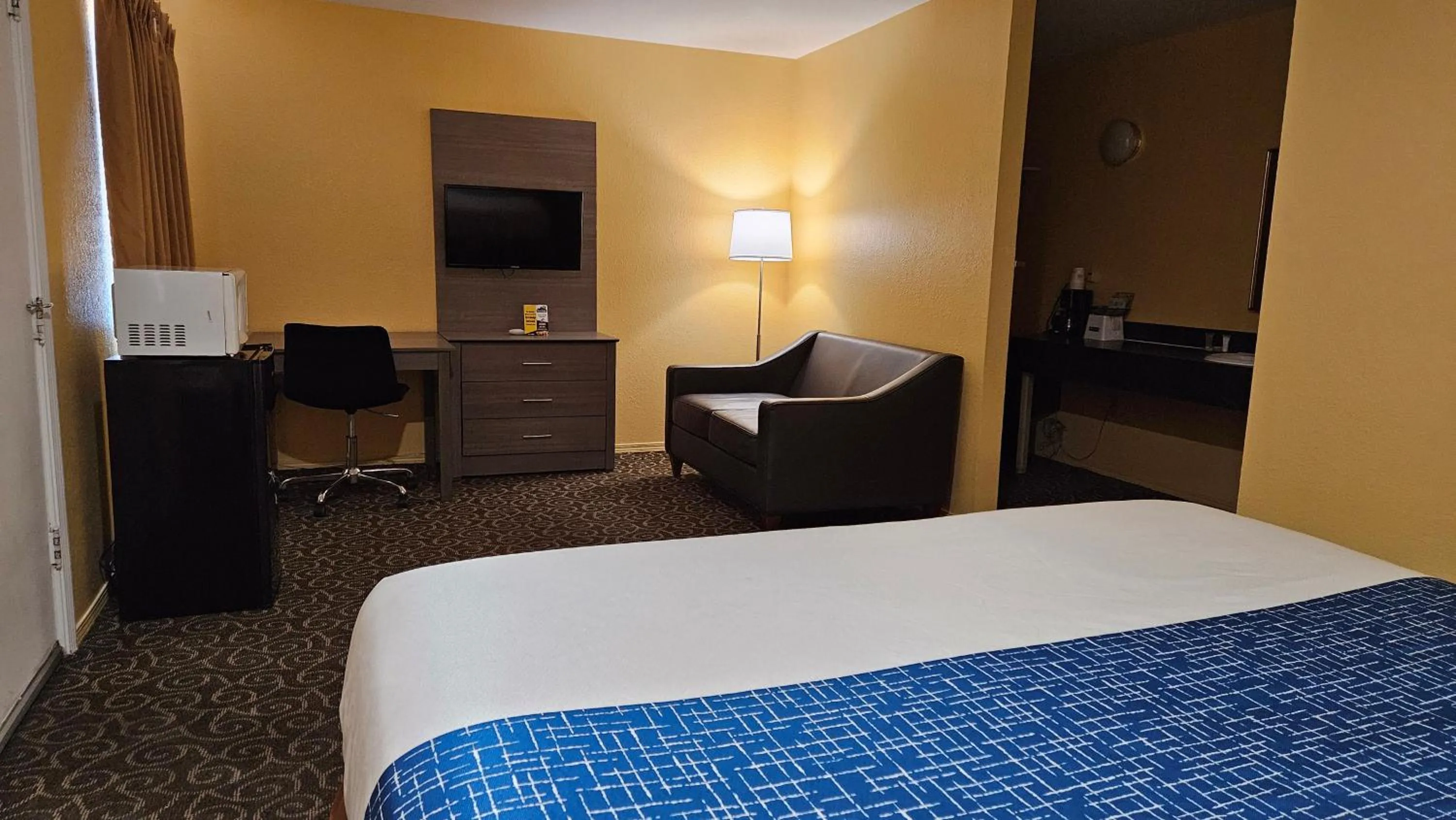Bedroom, Bed in Travelodge by Wyndham Wenatchee