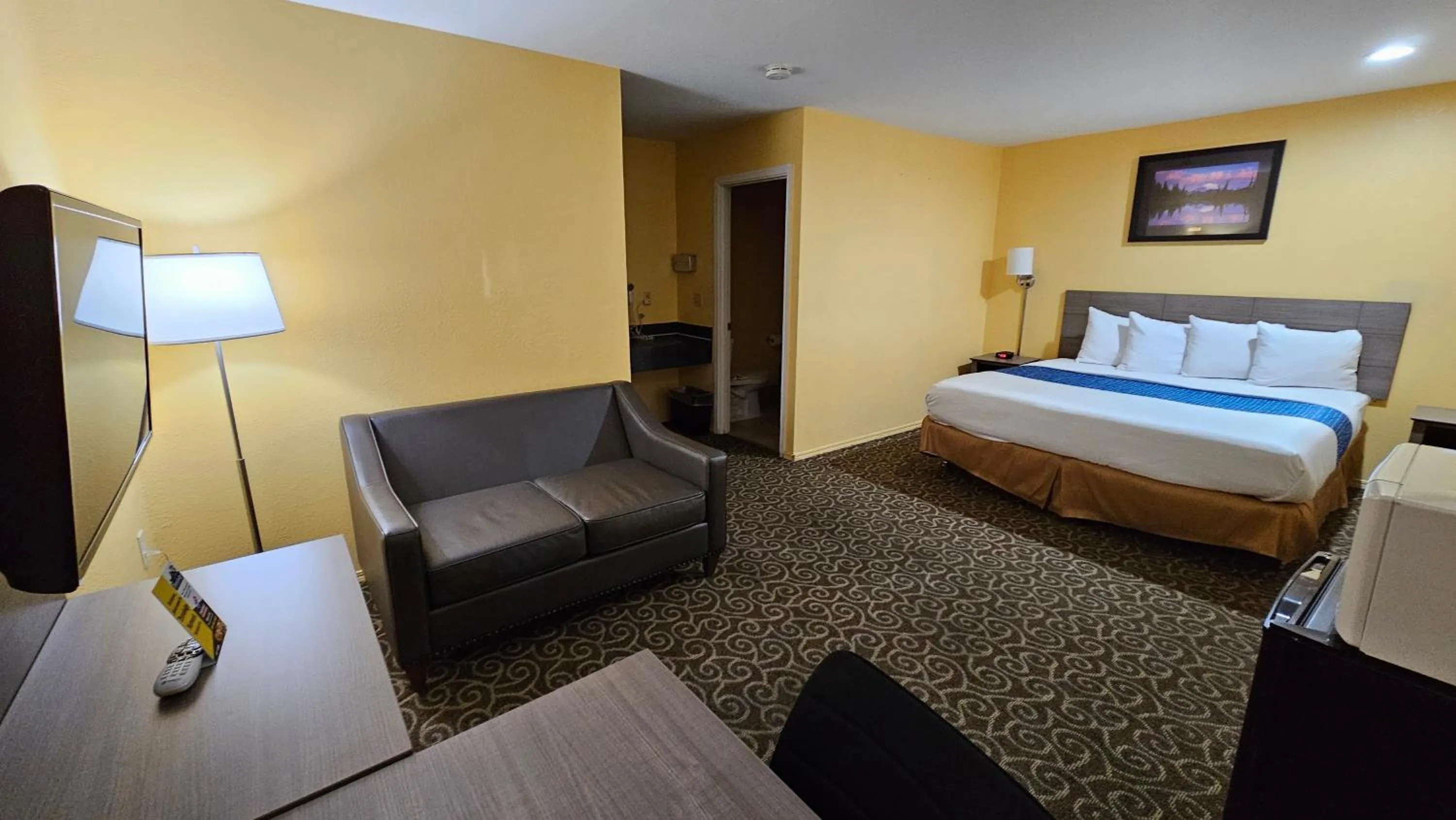 Photo of the whole room, Bed in Travelodge by Wyndham Wenatchee