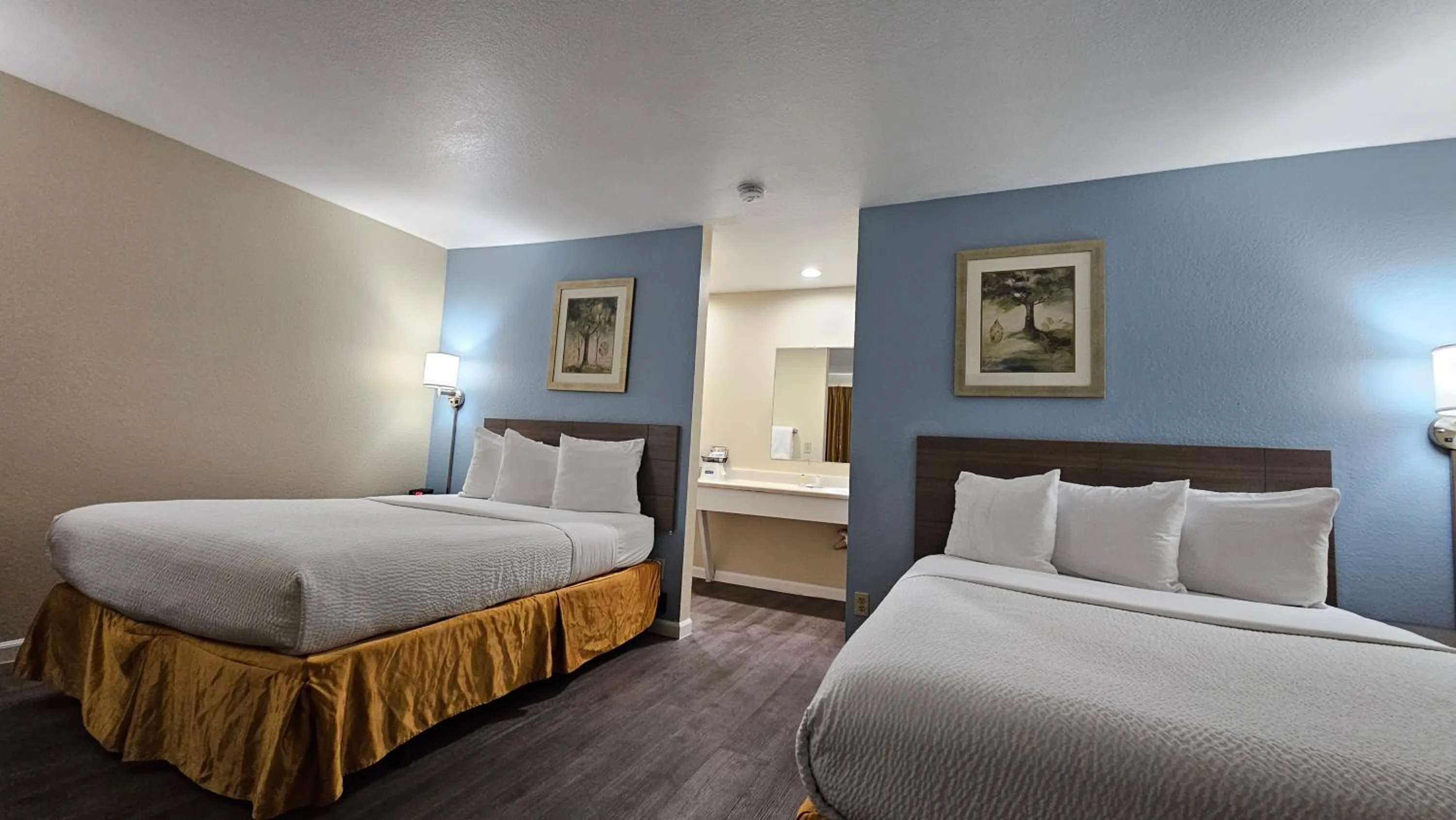 Bedroom, Bed in Travelodge by Wyndham Wenatchee