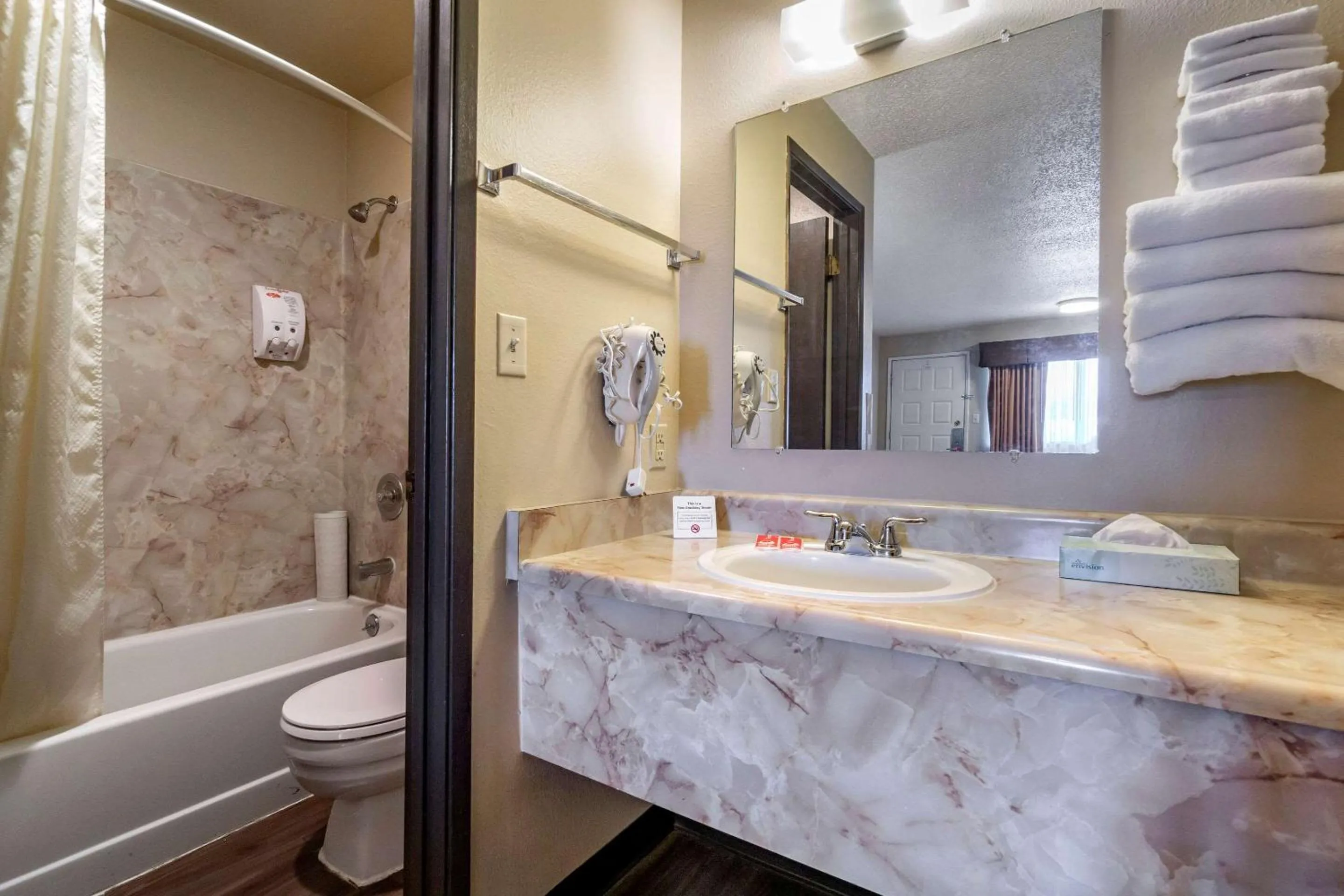 Photo of the whole room in Econo Lodge Ellensburg Near University