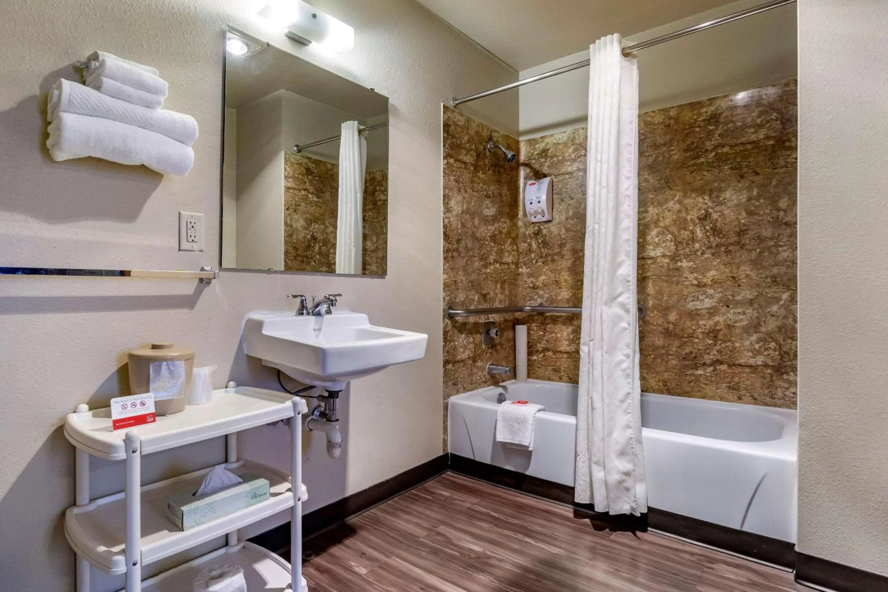 Bathroom in Econo Lodge Ellensburg Near University