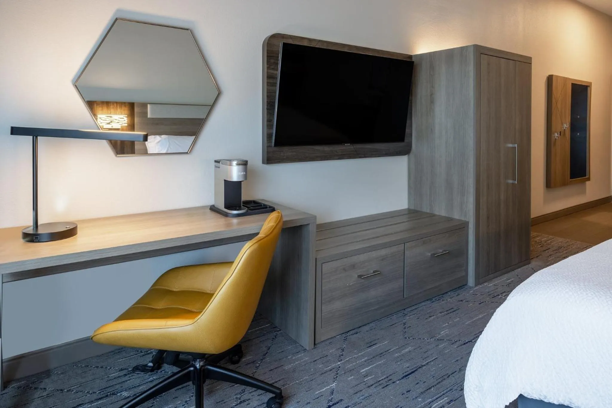 Photo of the whole room, Bed in Holiday Inn Express and Suites Newberry by IHG