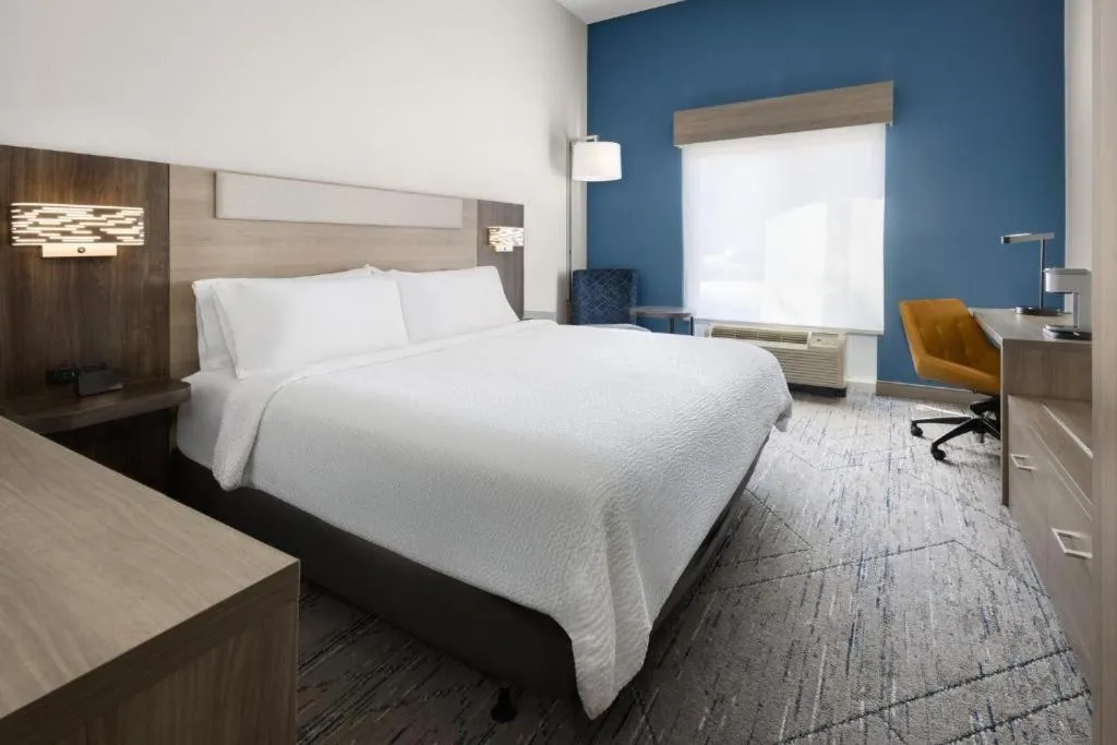Bed in Holiday Inn Express and Suites Newberry by IHG