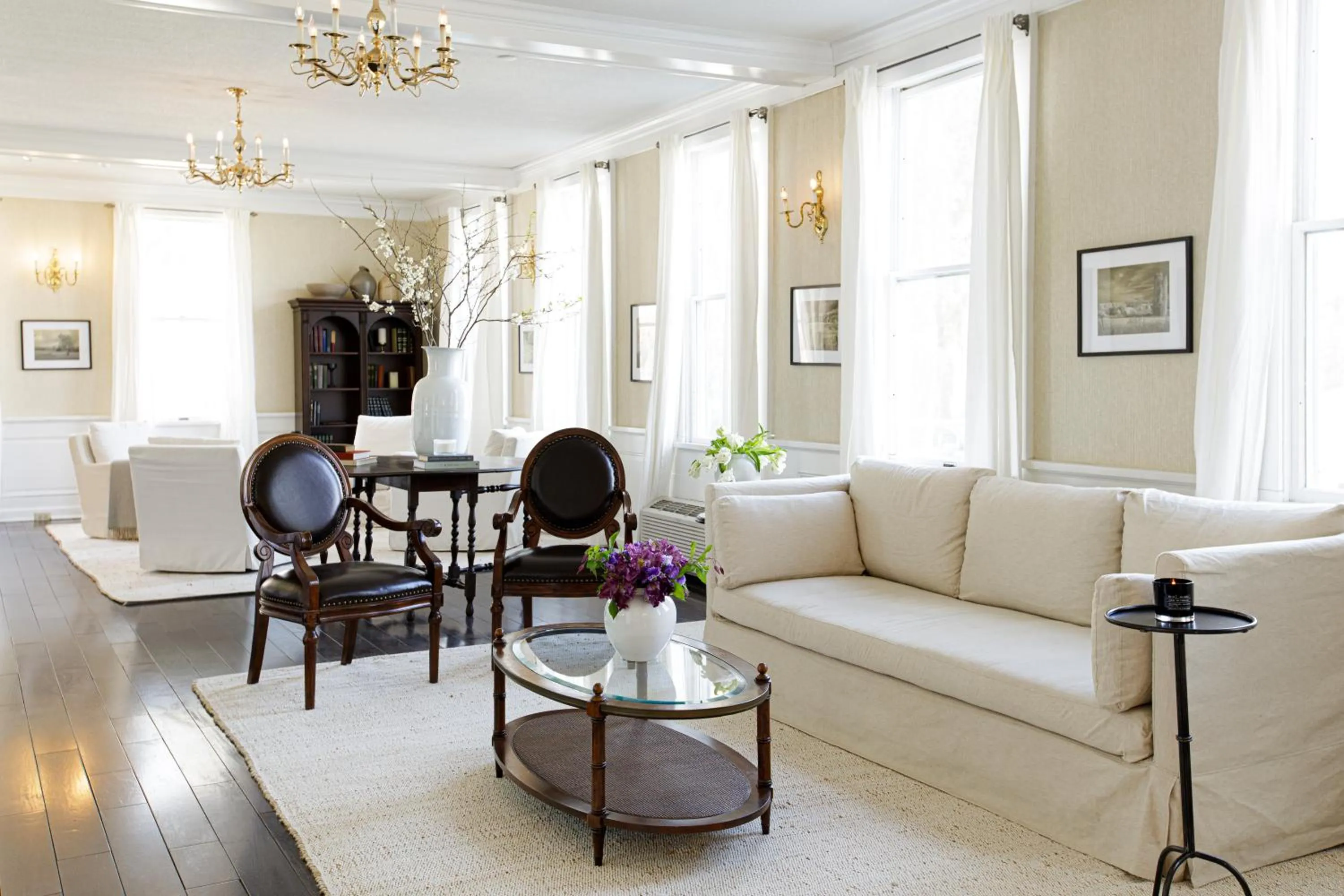 Communal lounge/ TV room in The Litchfield Inn