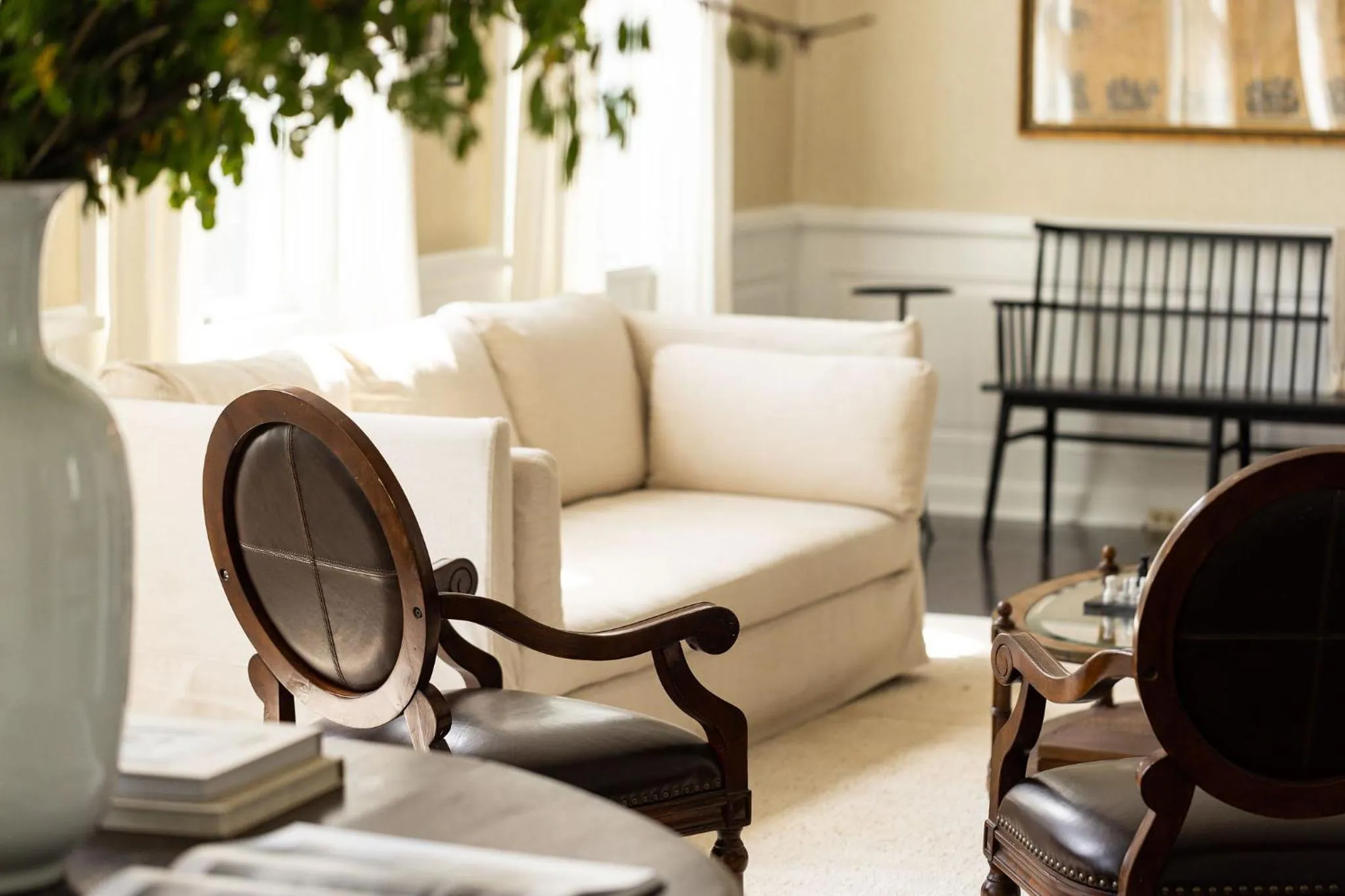 Communal lounge/ TV room in The Litchfield Inn